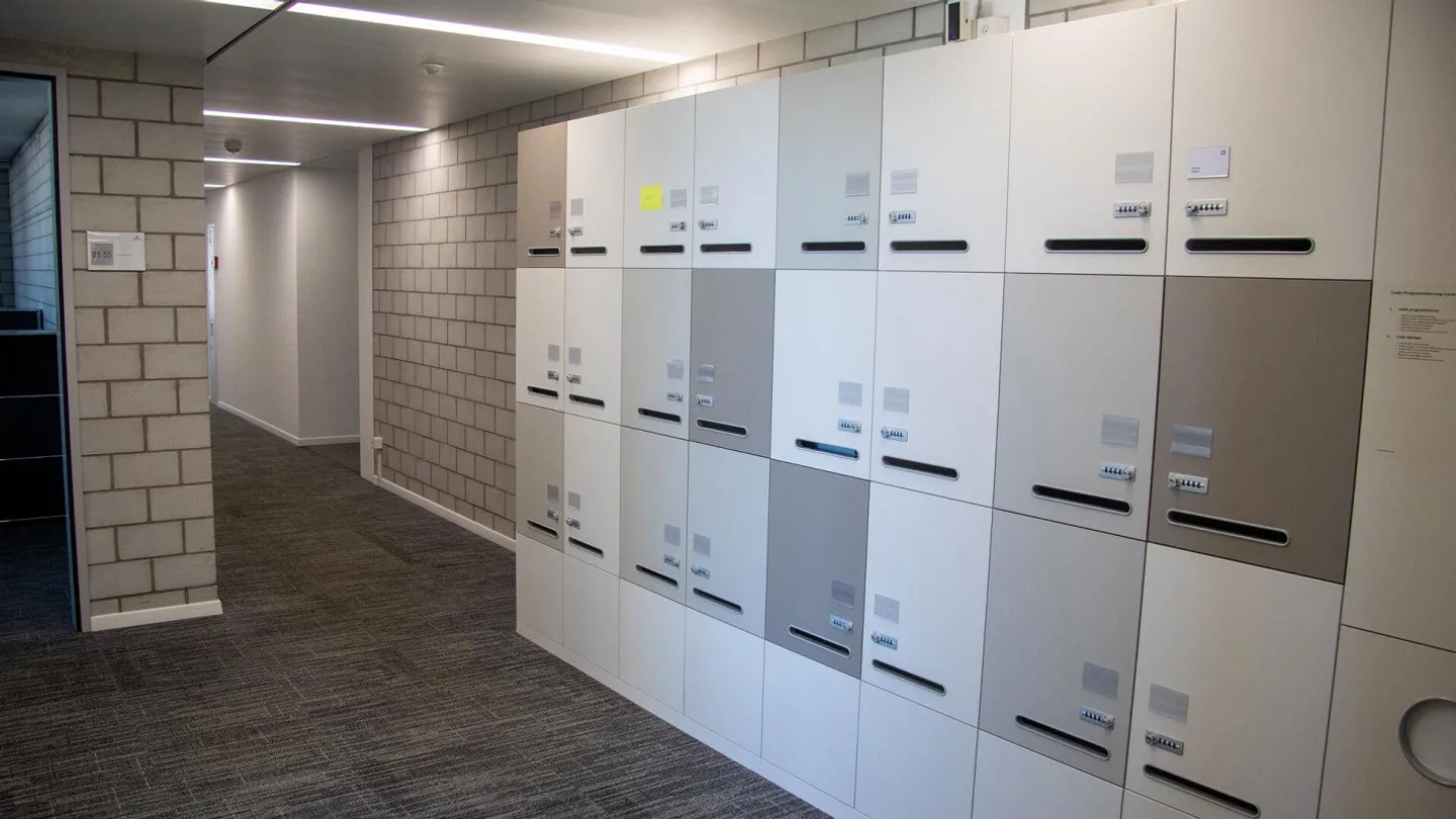 Large office space for rent directly at St. Gallen train station - Photo 5 of 7