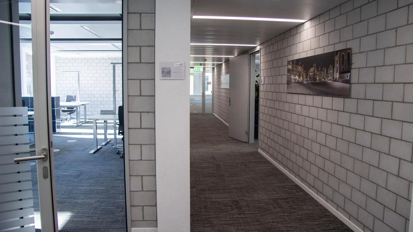 Large office space for rent directly at St. Gallen train station - Photo 6 of 7