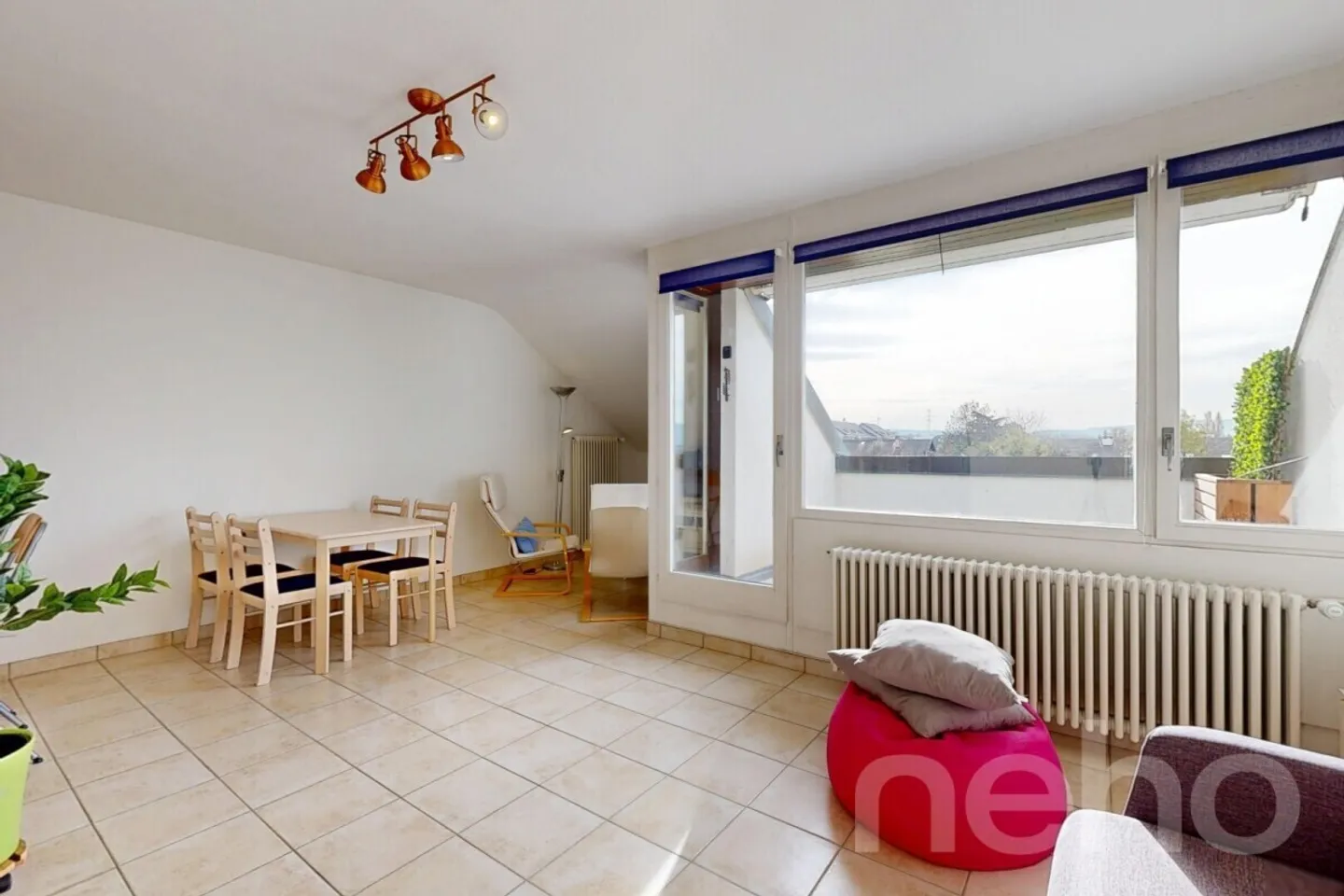 Attique 2.5 pièces à Perly : calme, verdure et luminosité - Photo 2 sur 12