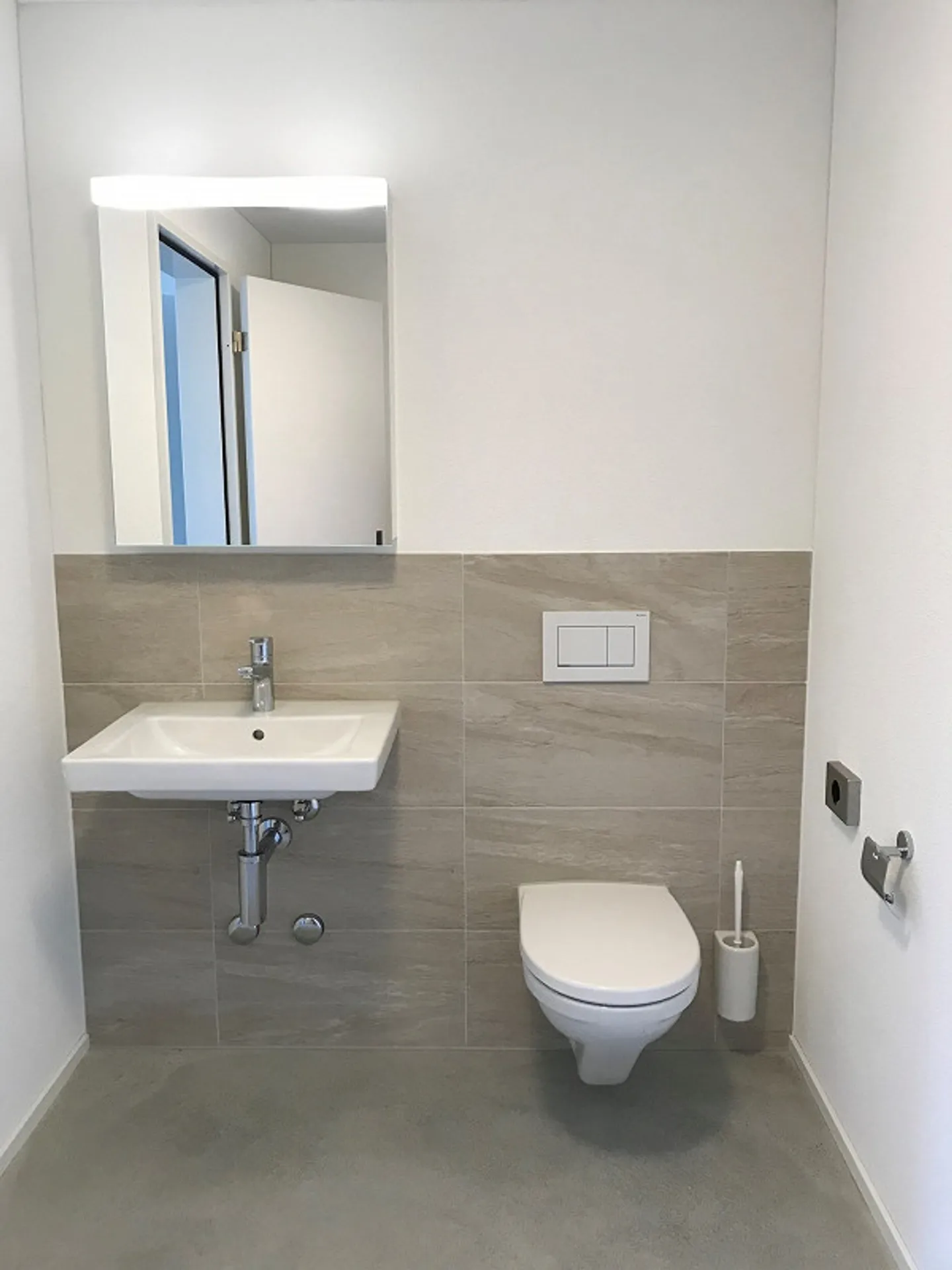 Office space with separate WC - Photo 3 of 3