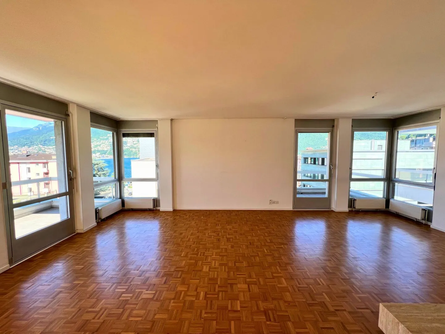 Penthouse avec terrasse sur le toit et vue sur le lac - Photo 4 sur 6