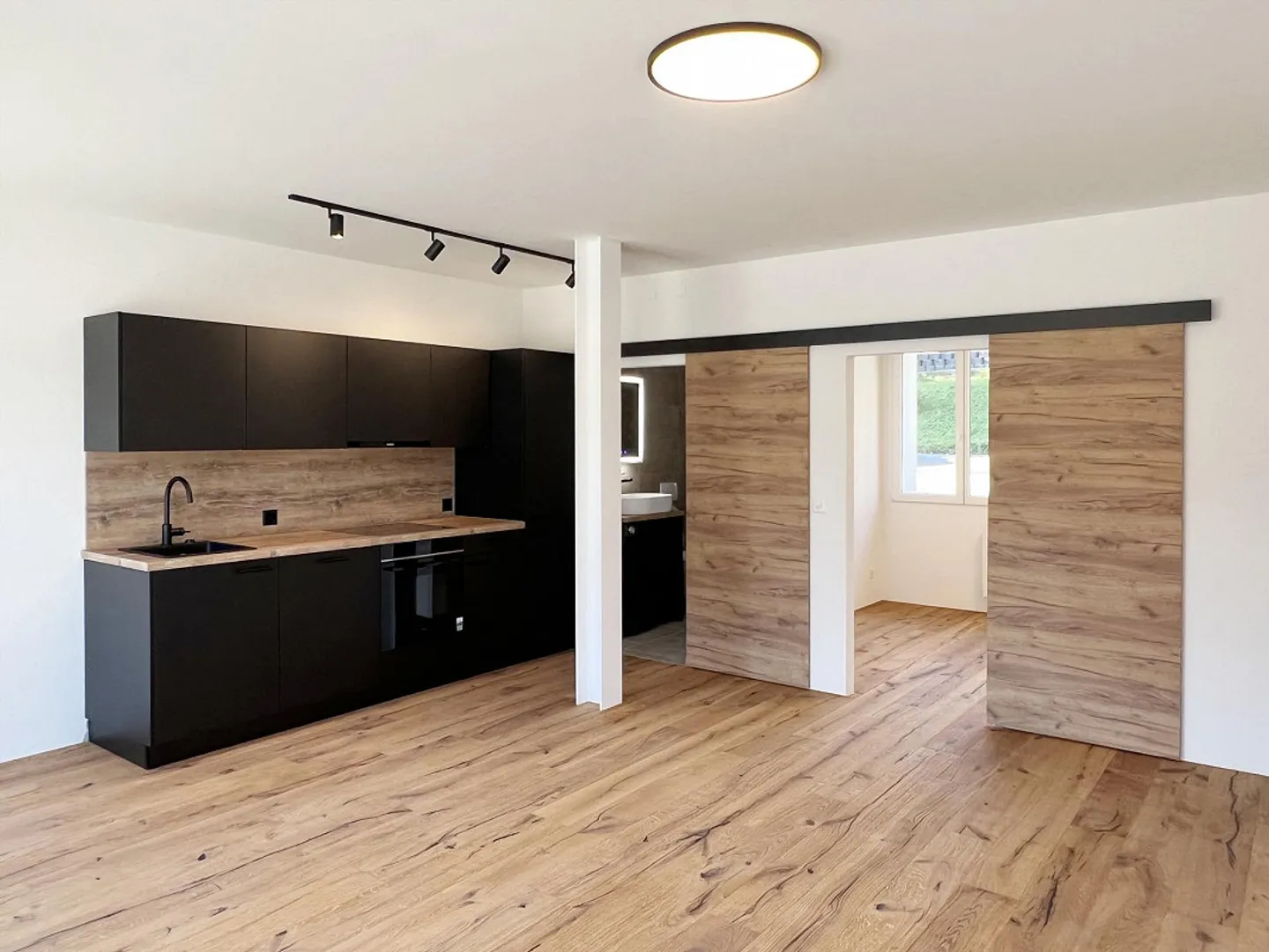 Design apartment with loft character - Photo 2 of 10