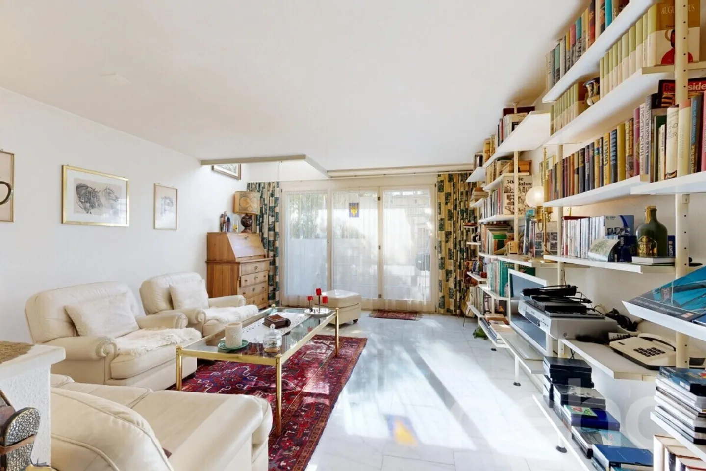 Maison de milieu spacieuse avec galerie et matériaux élégants - Photo 3 sur 12