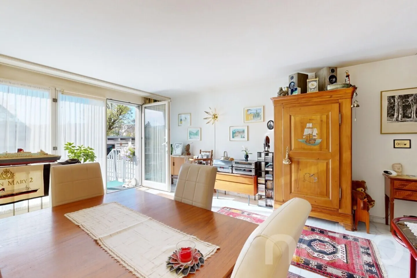 Maison de milieu spacieuse avec galerie et matériaux élégants - Photo 4 sur 12