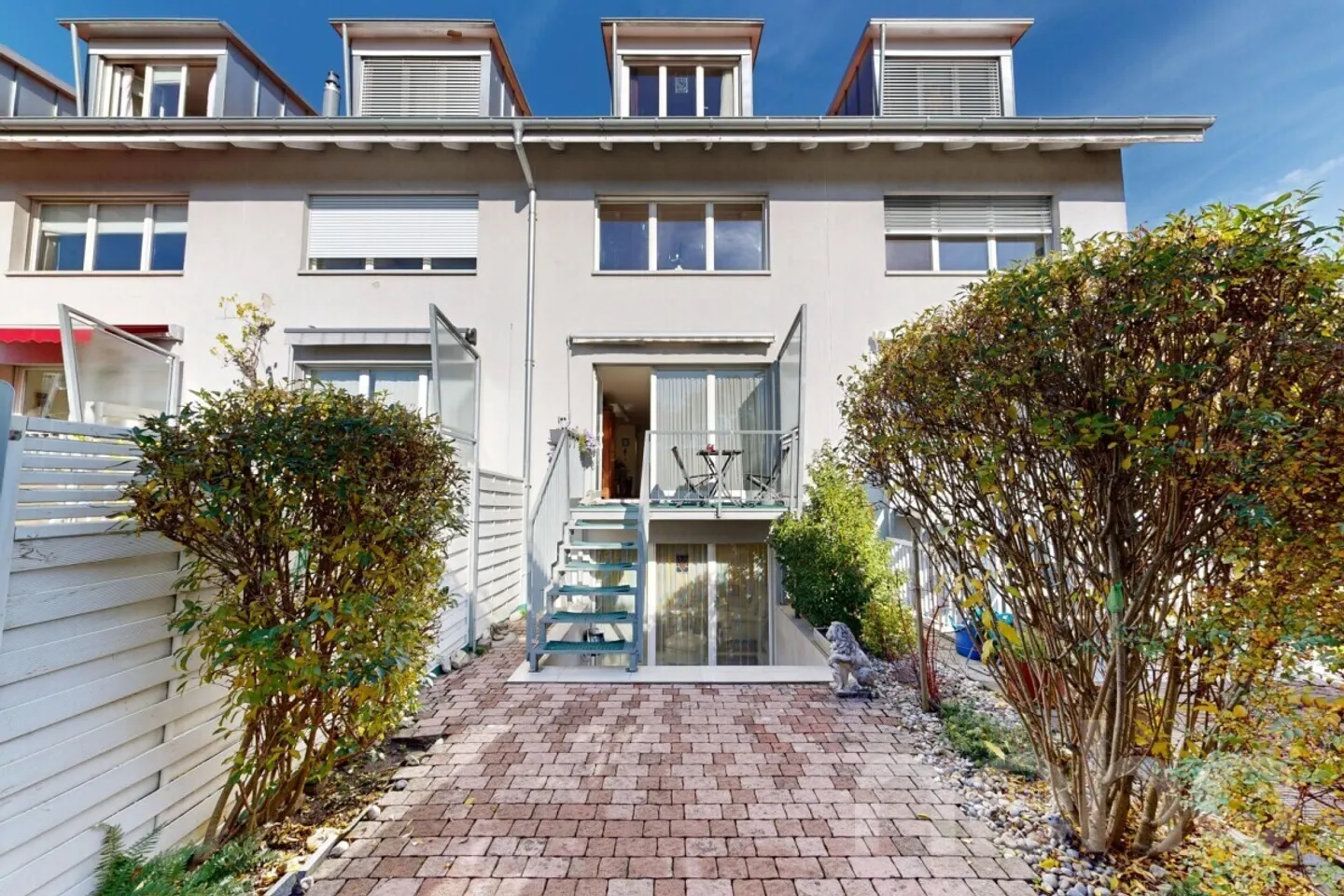 Maison de milieu spacieuse avec galerie et matériaux élégants - Photo 1 sur 12