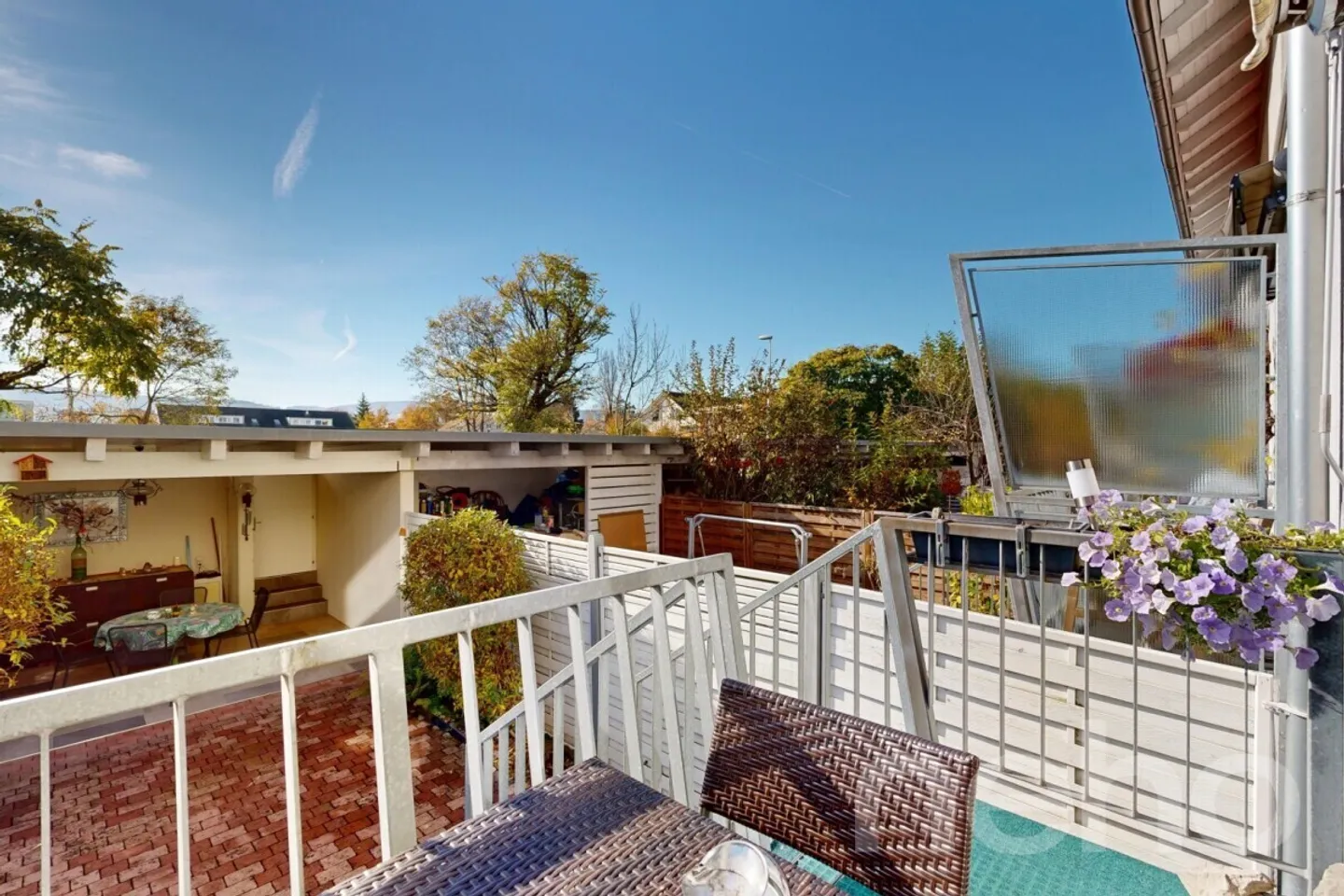 Maison de milieu spacieuse avec galerie et matériaux élégants - Photo 5 sur 12