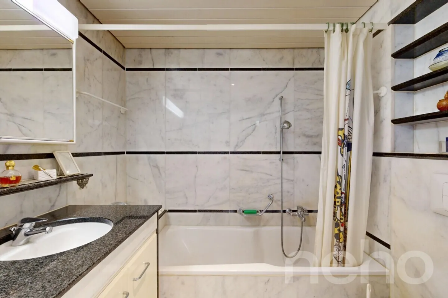 Maison de milieu spacieuse avec galerie et matériaux élégants - Photo 11 sur 12