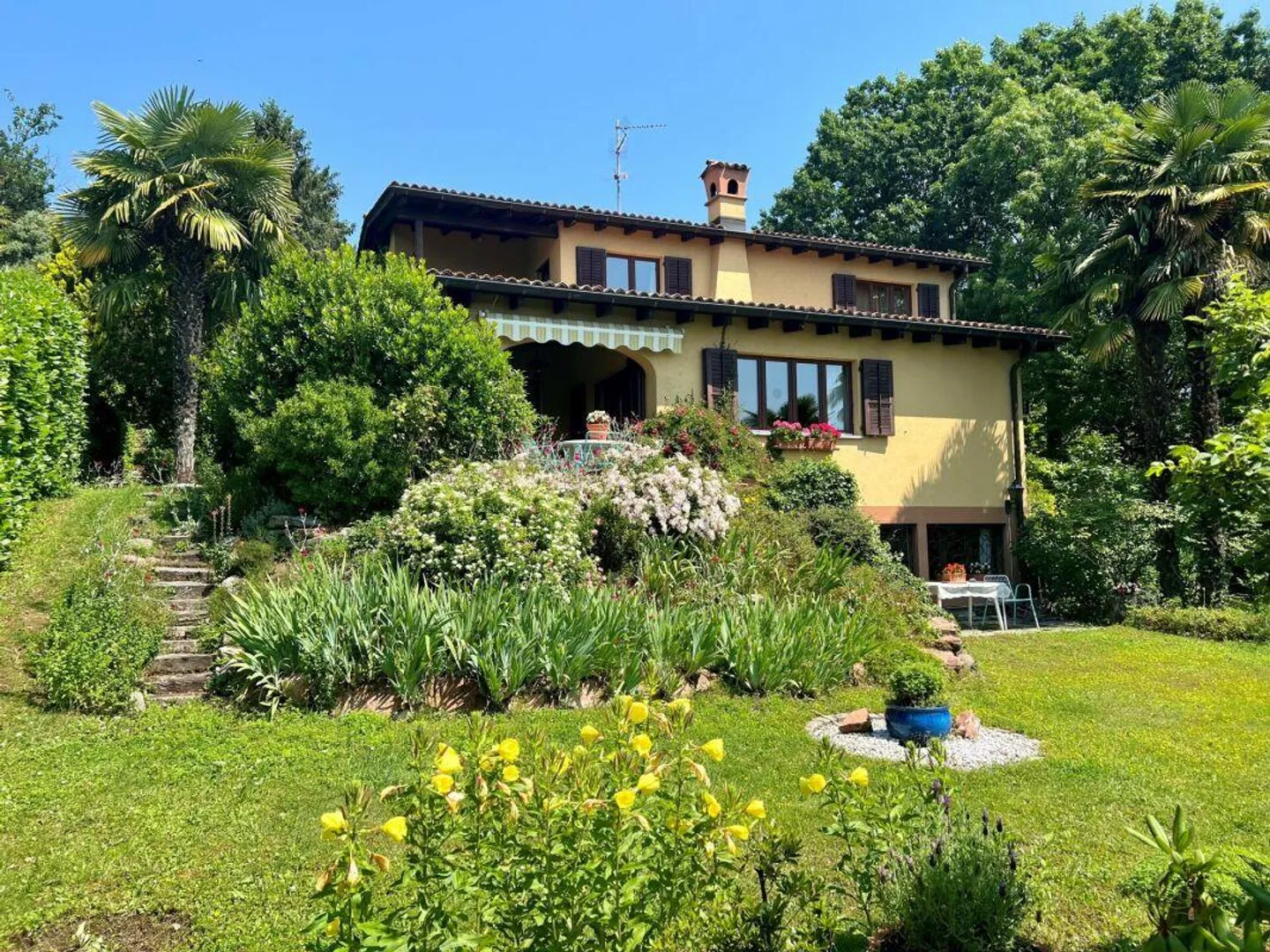 Maison splendide et caractéristique immergée dans la verdure - Photo 1 sur 13