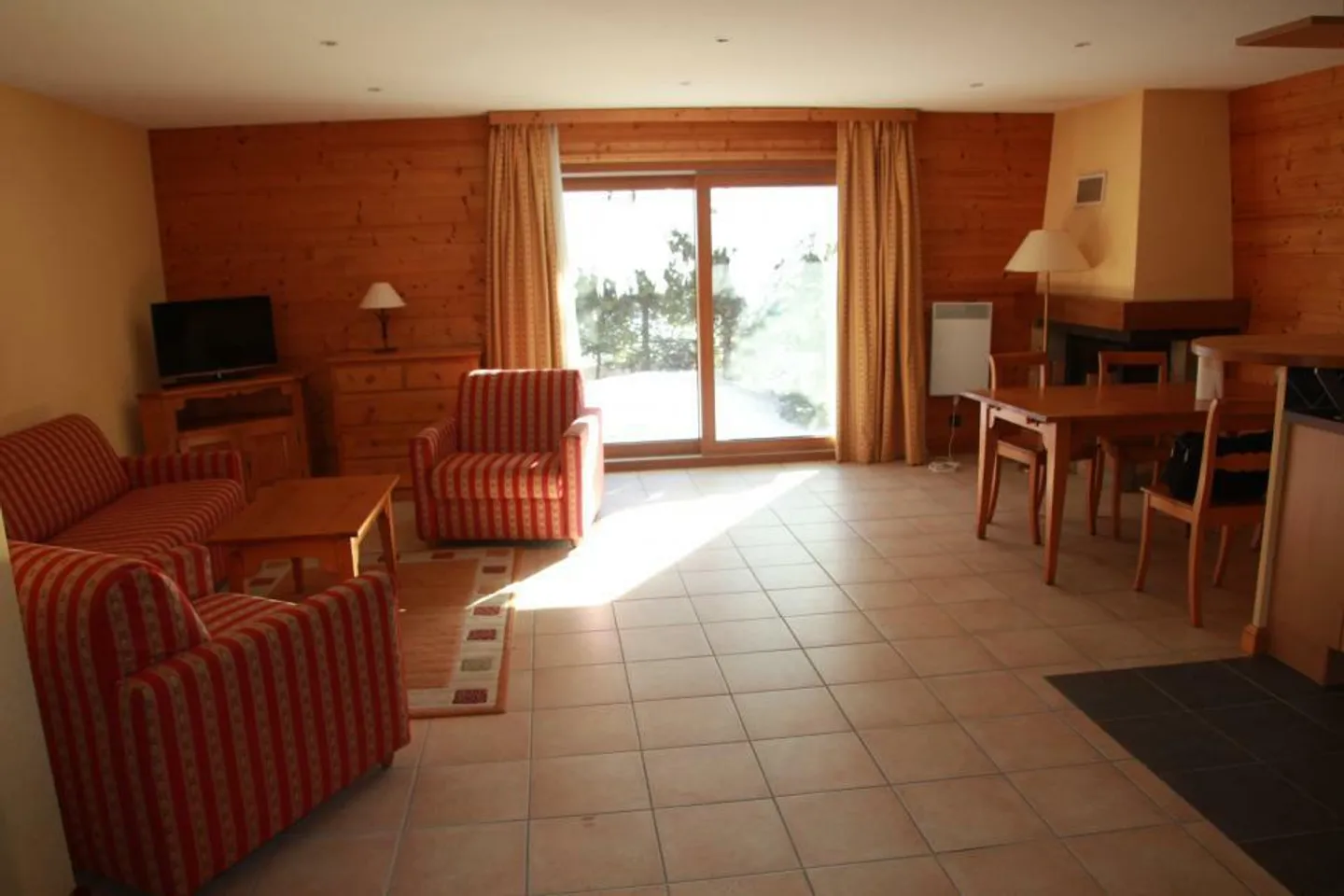 Grand appartement de 3 1/2 pièces de 107 m2 + terrasse-jardin d'env. 60 à 100 m2 + 1 place dans parking souterrain - Photo 2 sur 13