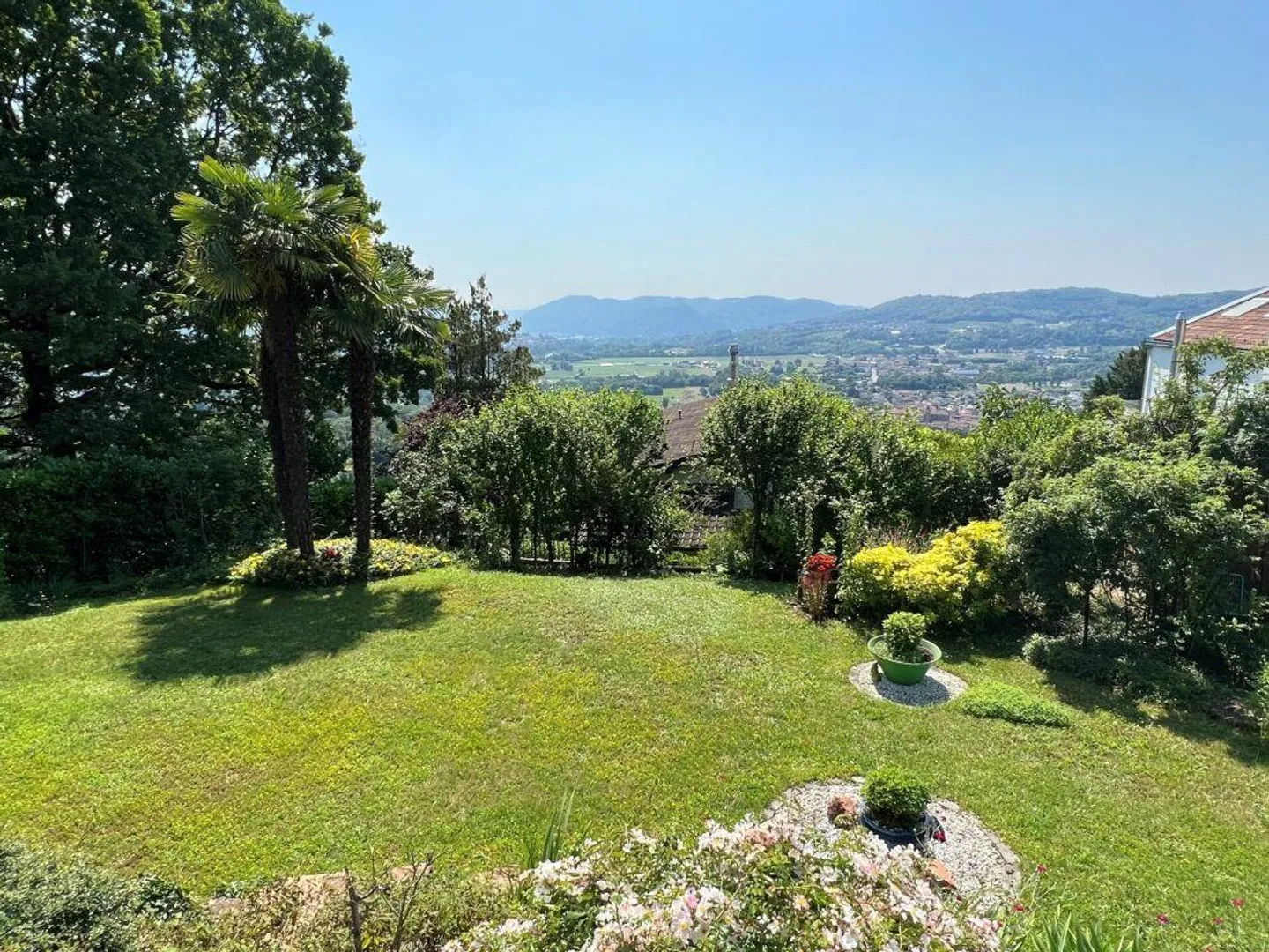 Maison splendide et caractéristique immergée dans la verdure - Photo 2 sur 13
