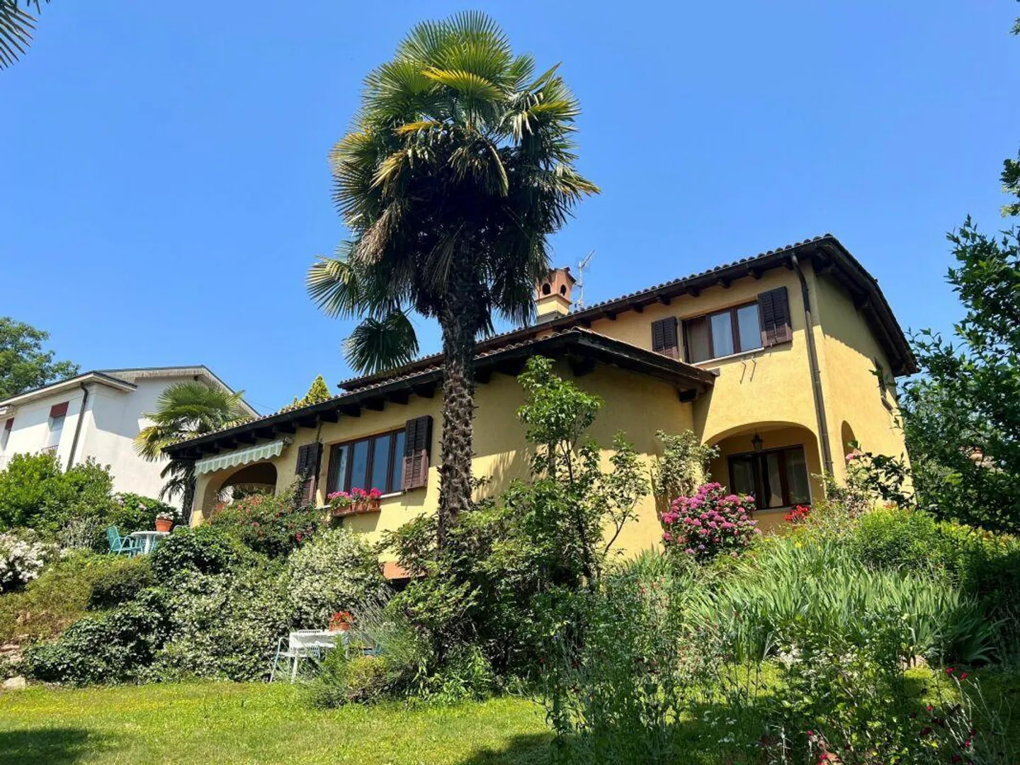 Maison splendide et caractéristique immergée dans la verdure - Photo 3 sur 13