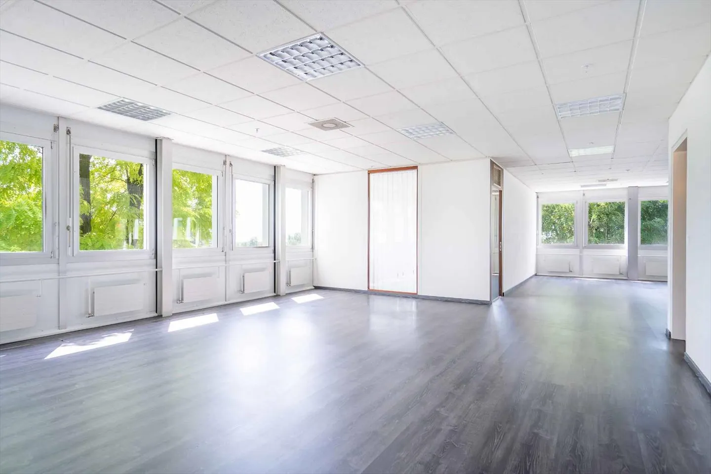 Showroom from 40 m2, 5 minutes from the Crissier exit with many parking spaces - Photo 3 of 4