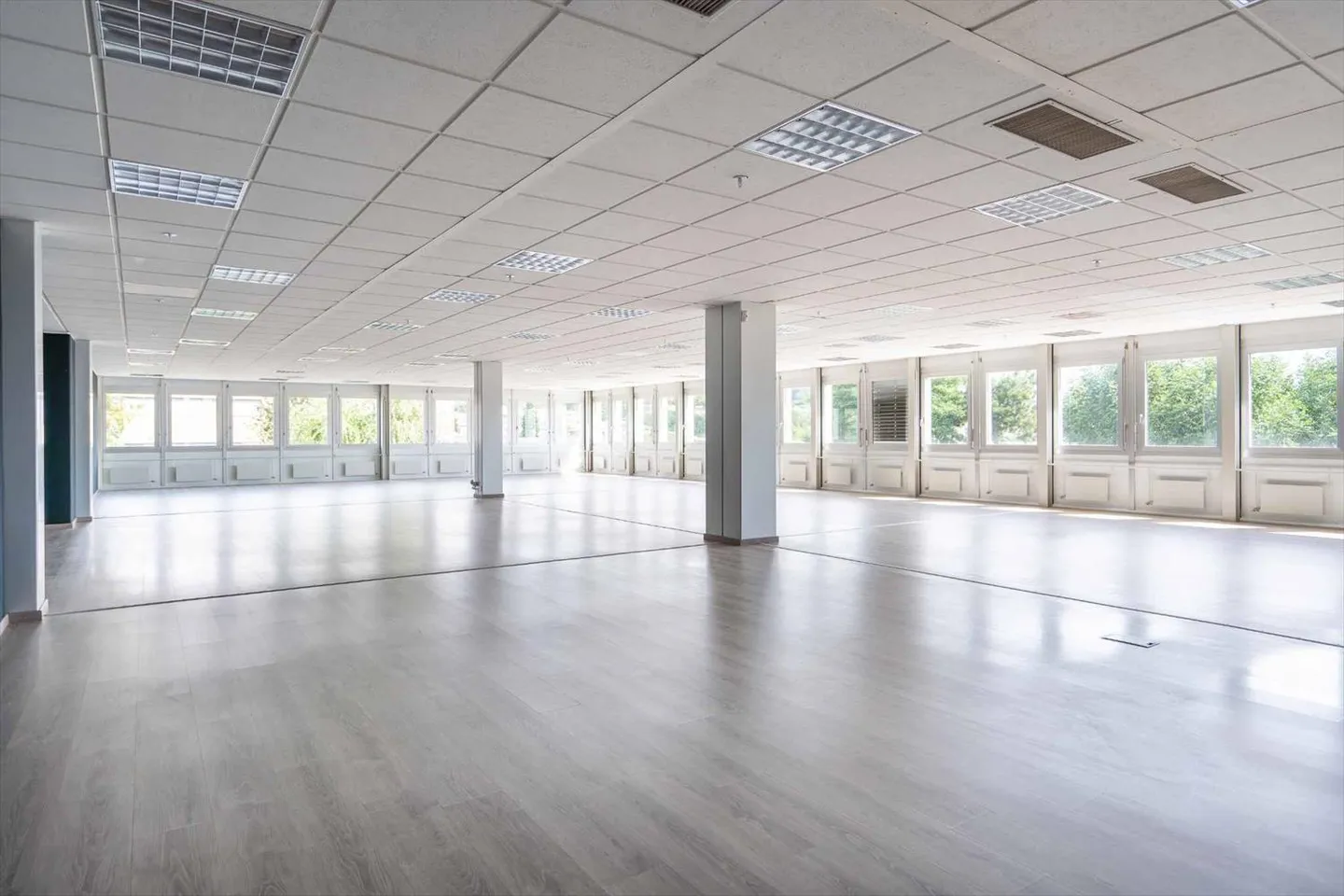 Showroom from 40 m2, 5 minutes from the Crissier exit with many parking spaces - Photo 4 of 4
