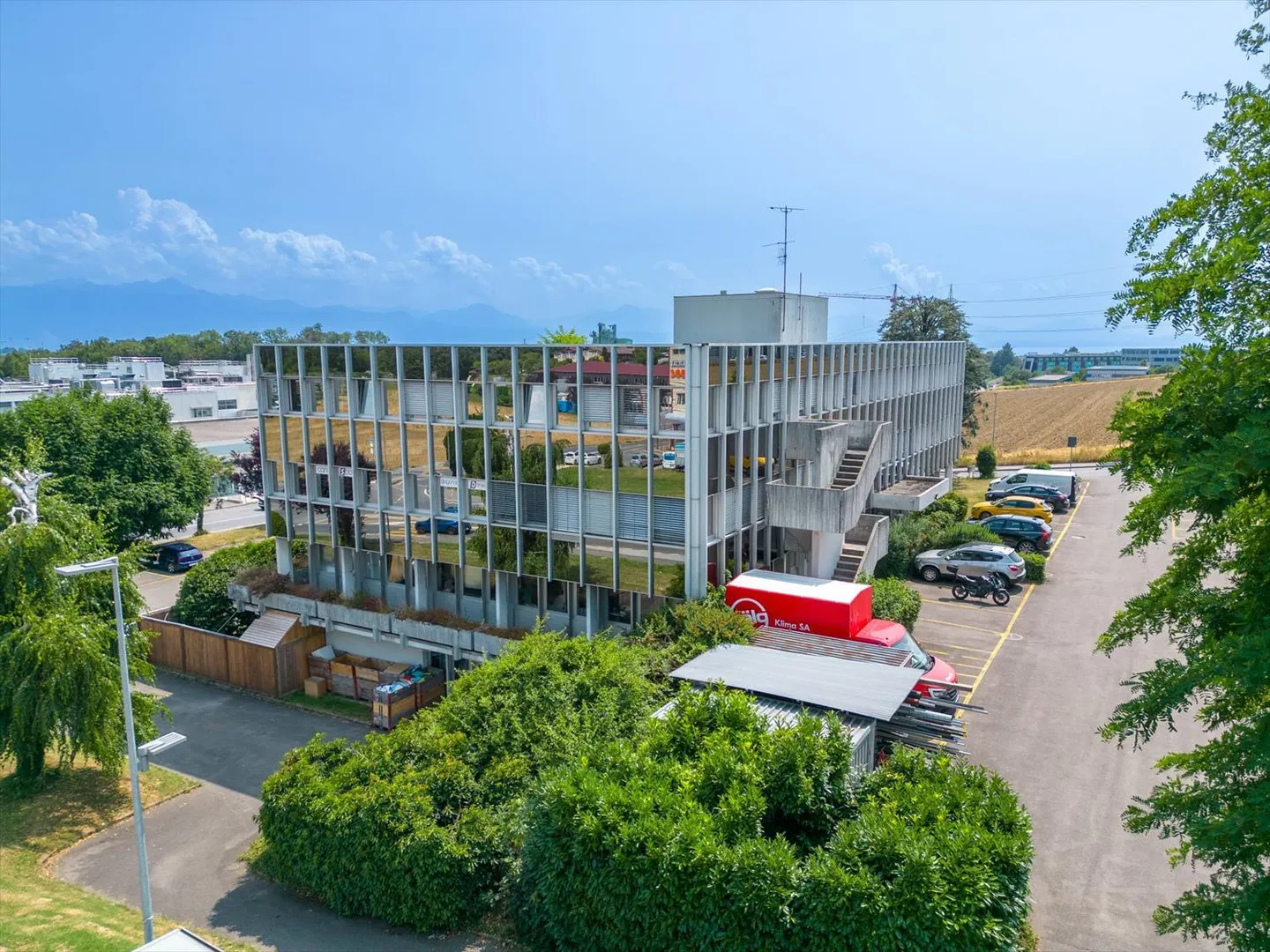 Showroom from 40 m2, 5 minutes from the Crissier exit with many parking spaces - Photo 1 of 4