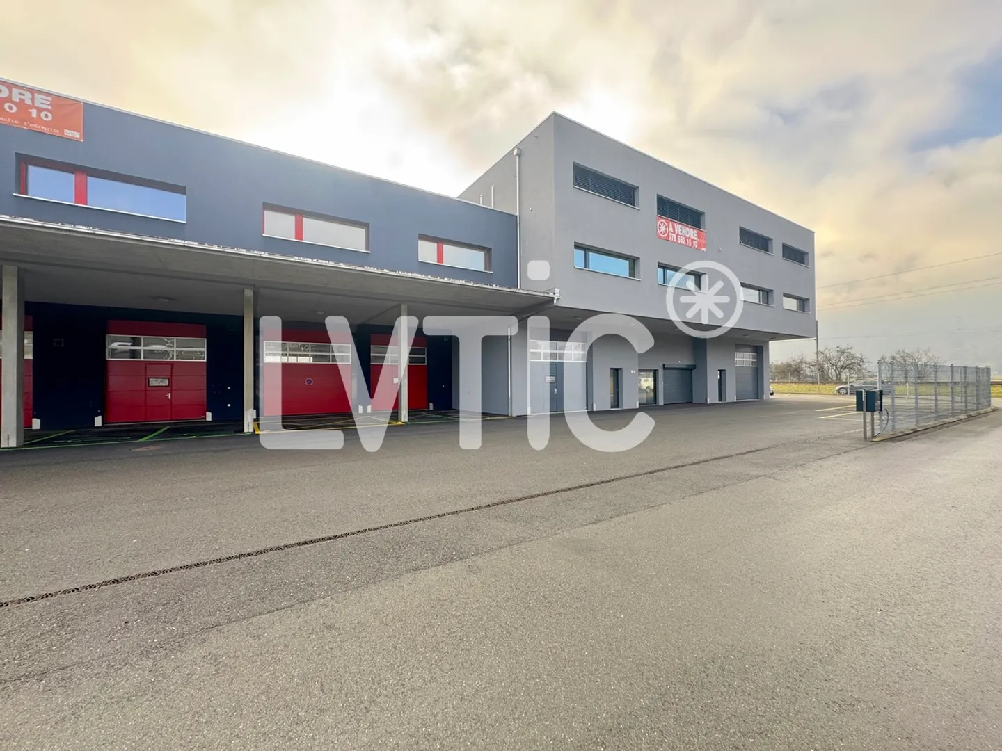 Bâtiment industriel, ateliers, bureaux de 1710 m2 à vendre à Collombey - Photo 1 sur 17