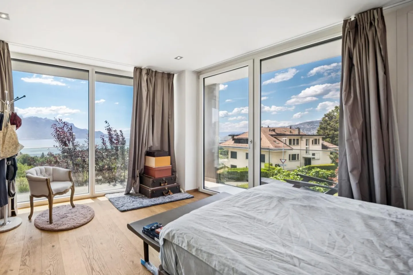 Vue panoramique pour cette villa moderne - Photo 9 sur 13