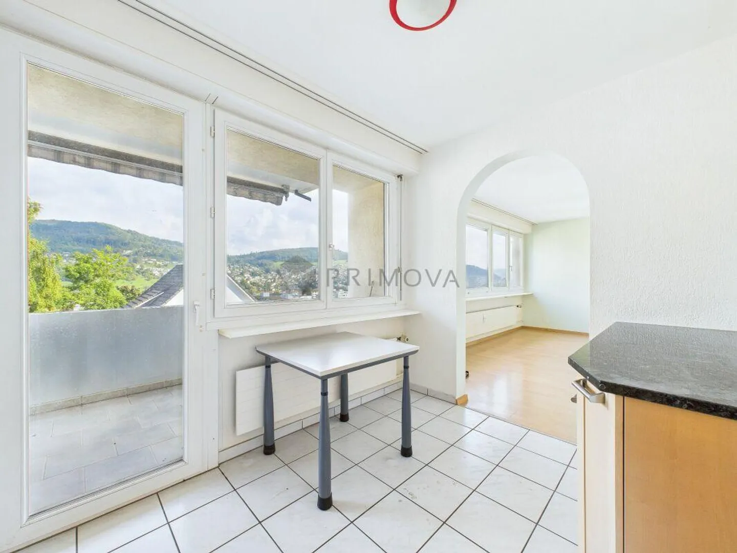 Sonnige 1.5 Zimmer-Wohnung mit grosszügiger Fensterfront und Weitblick ins Grüne - Foto 3 von 7