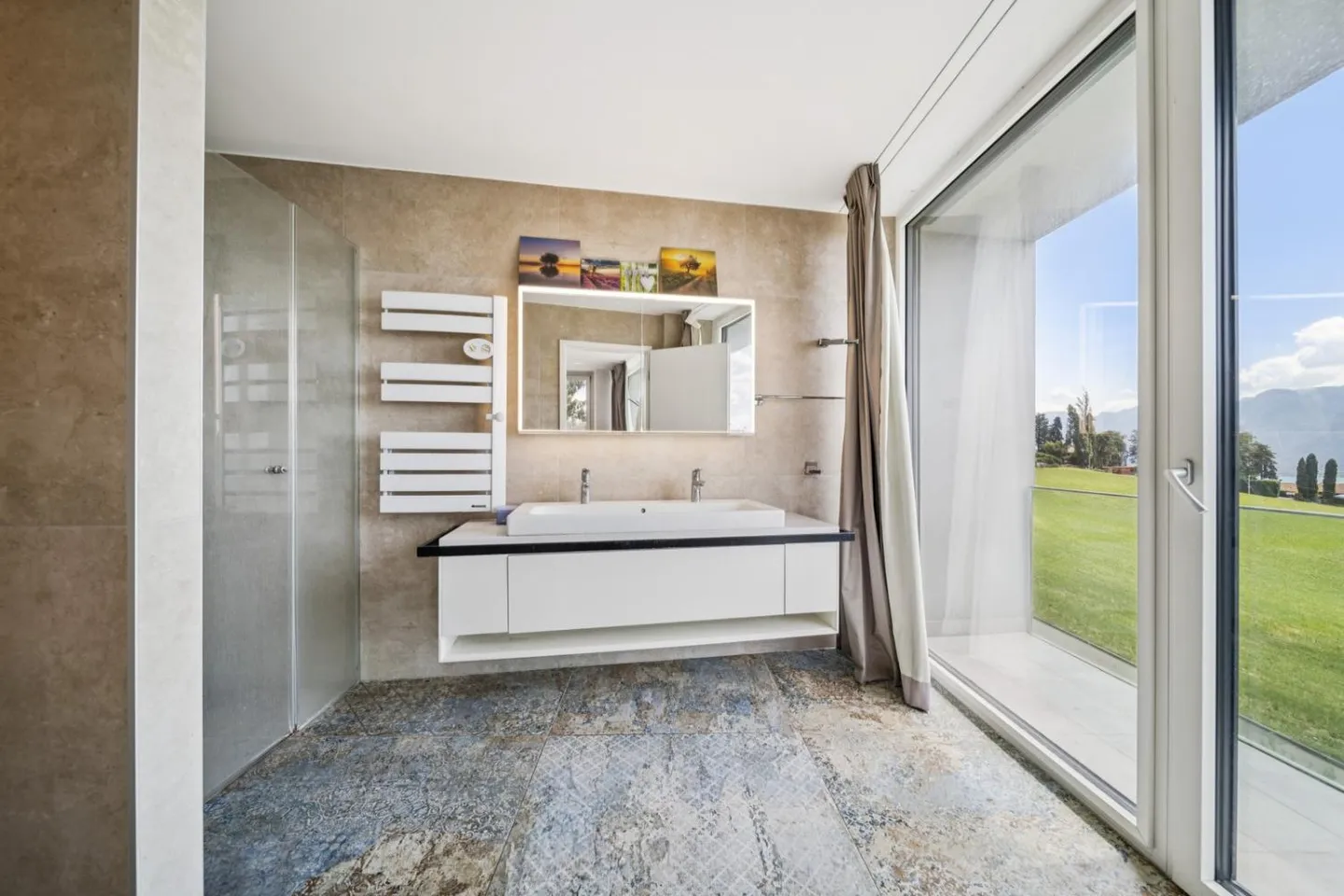Vue panoramique pour cette villa moderne - Photo 12 sur 13