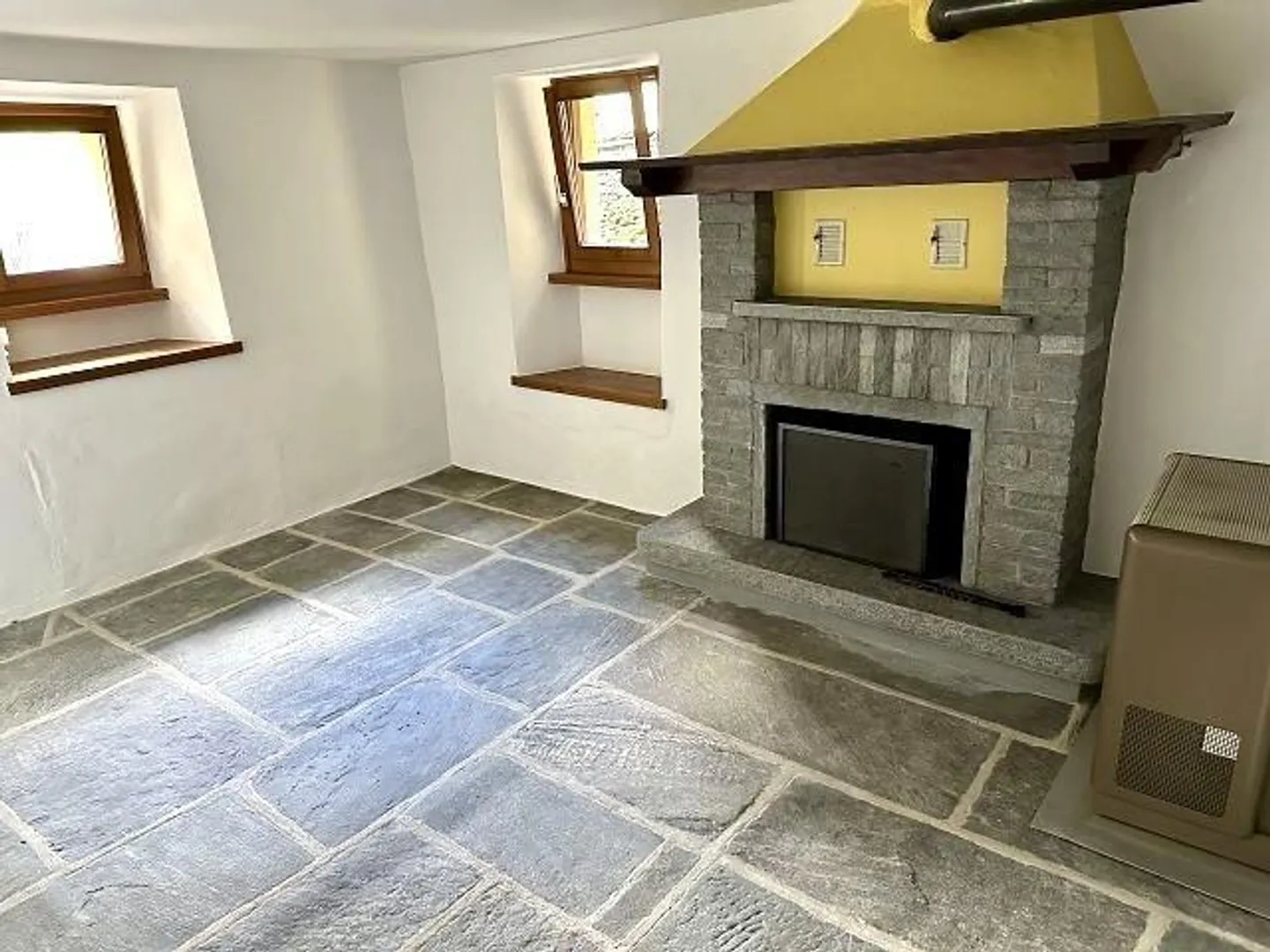 2-family house with 3 and 4 room apartments - Photo 3 of 36