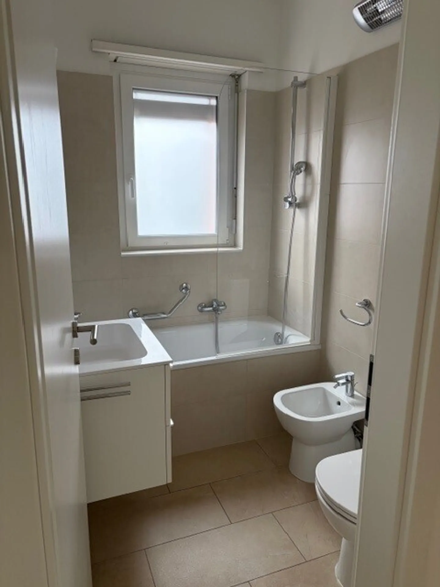ENSOLEILLÉ 3.5 PIÈCES DANS UN IMMEUBLE AVEC PISCINE - Photo 3 sur 6