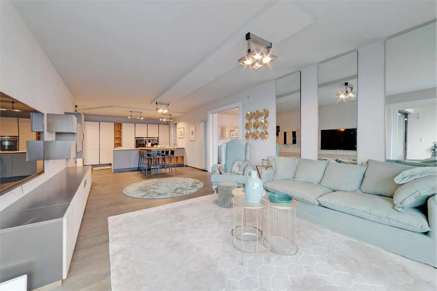 Prestigious 3.5-room apartment with lake view in Porza - Photo 2 of 13