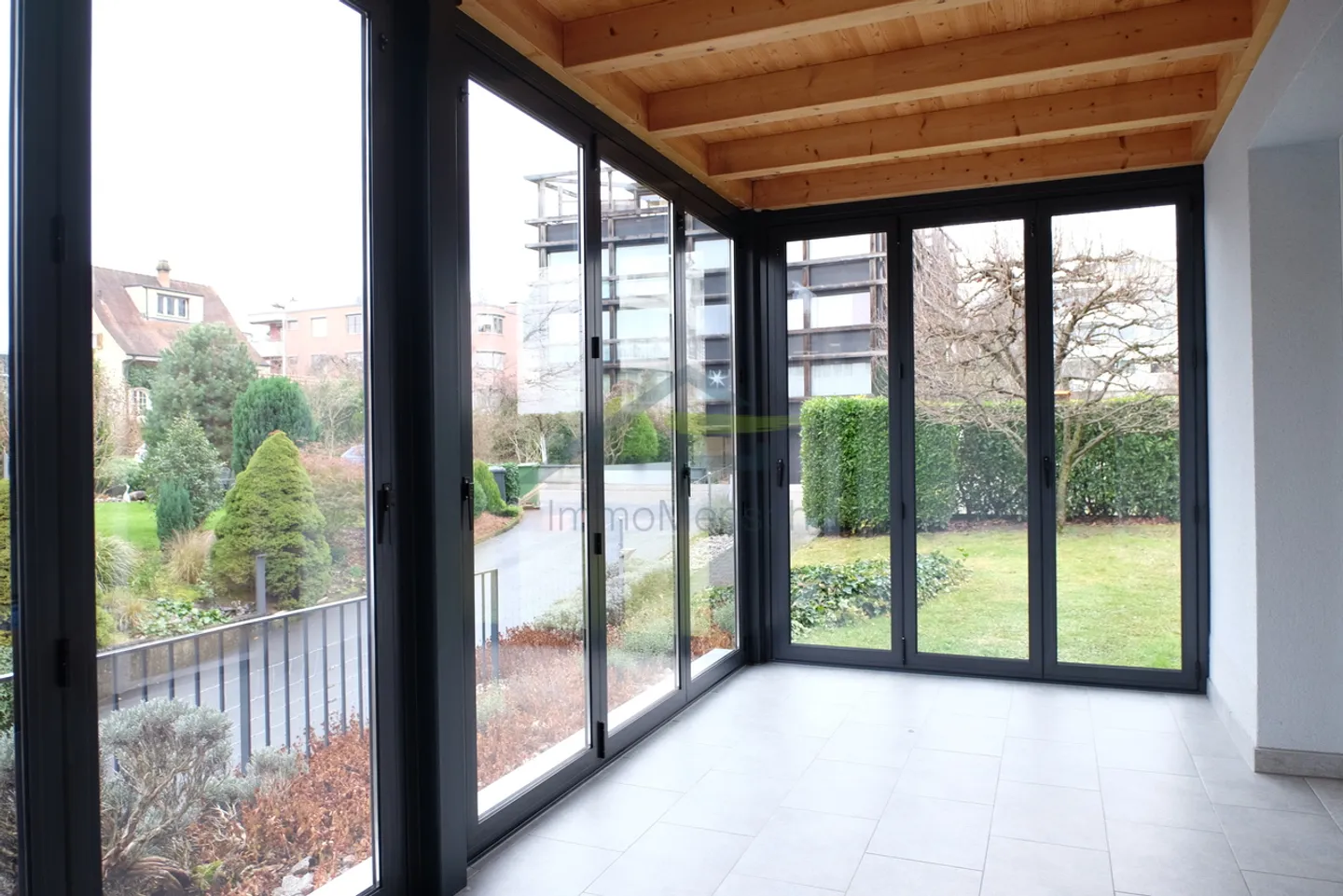 4.5-room garden apartment in a 3-family house in popular Bottmingen - Photo 2 of 10