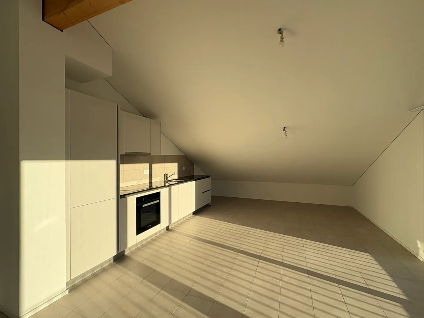 Beautiful 3.5-room attic apartment with large glass front on a sheltered balcony - Photo 1 of 9