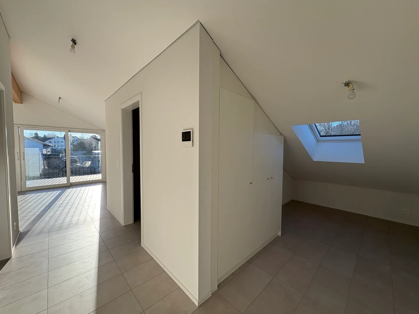 Beautiful 3.5-room attic apartment with large glass front on a sheltered balcony - Photo 2 of 9