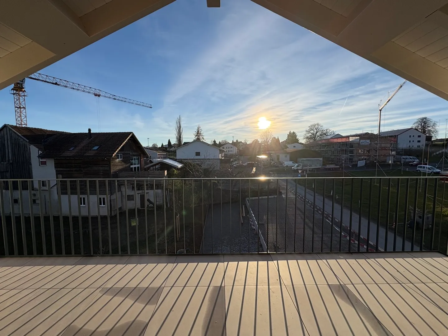 Beautiful 3.5-room attic apartment with large glass front on a sheltered balcony - Photo 3 of 9
