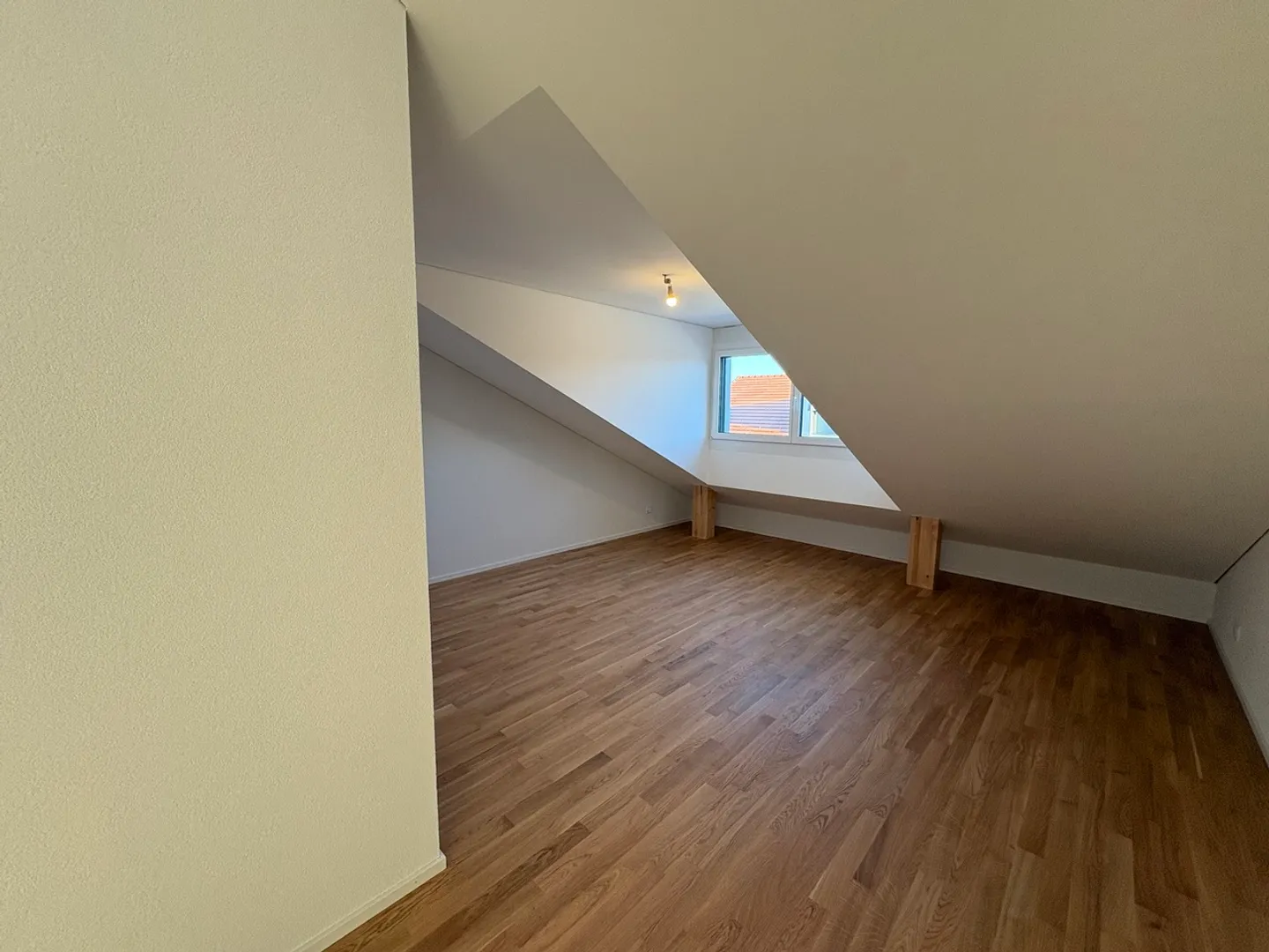 Beautiful 3.5-room attic apartment with large glass front on a sheltered balcony - Photo 4 of 9