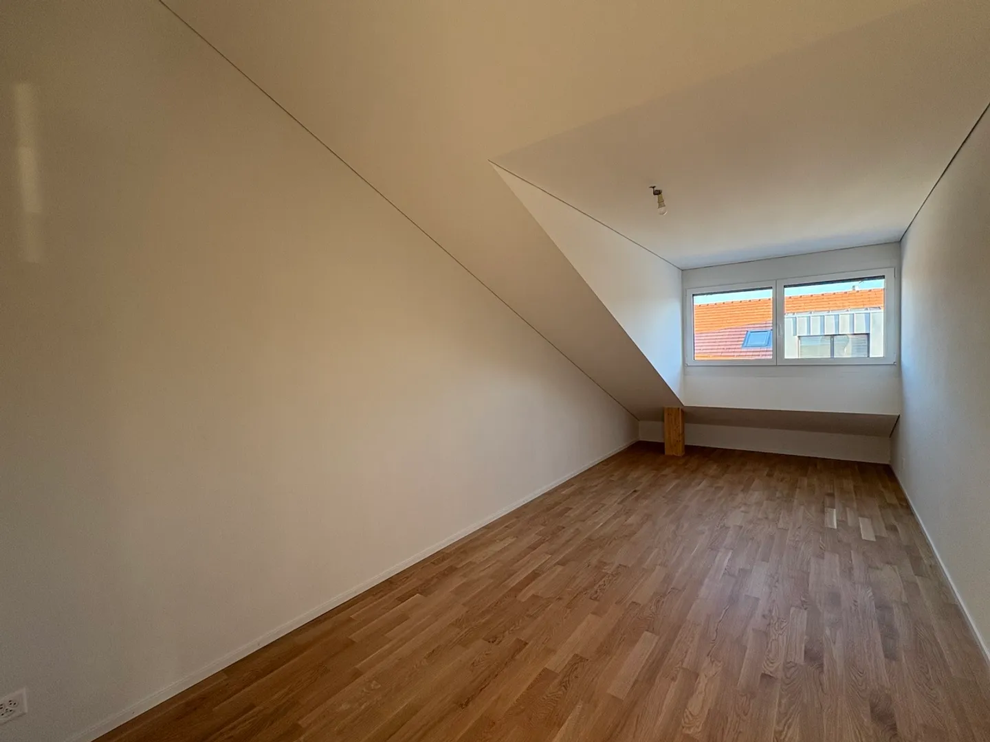 Beautiful 3.5-room attic apartment with large glass front on a sheltered balcony - Photo 5 of 9