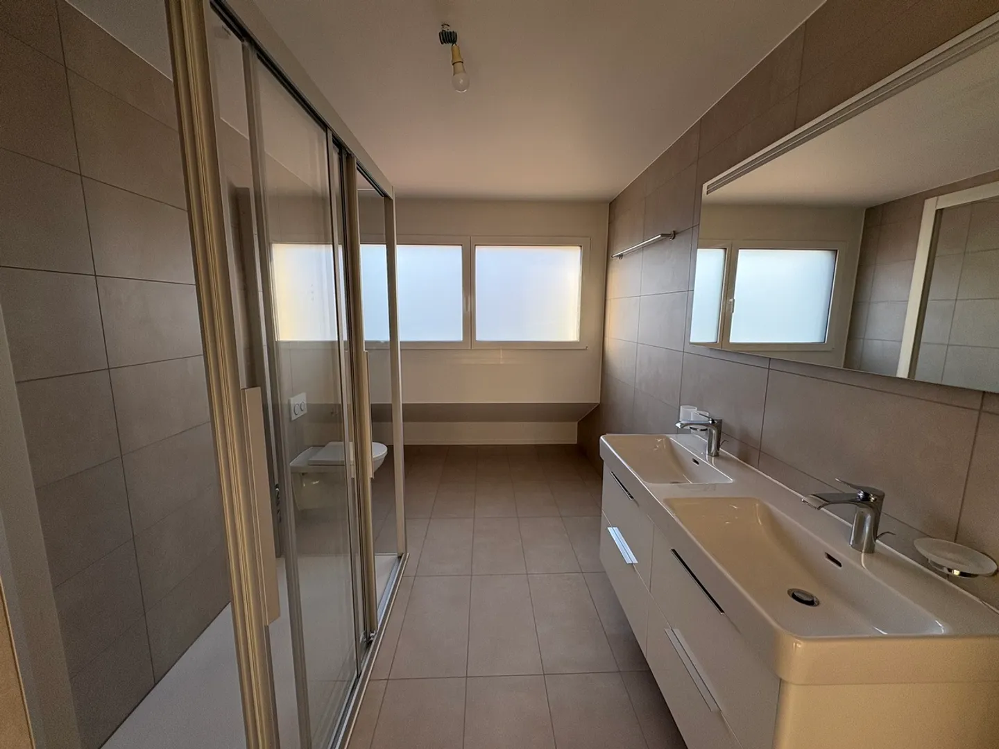 Beautiful 3.5-room attic apartment with large glass front on a sheltered balcony - Photo 6 of 9