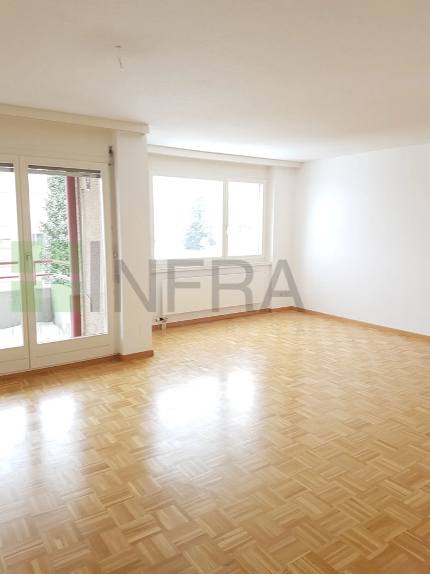 Ambiente di vita particolarmente tranquillo per questo appartamento di 4,5 locali di 90 m² - Foto 2 di 9