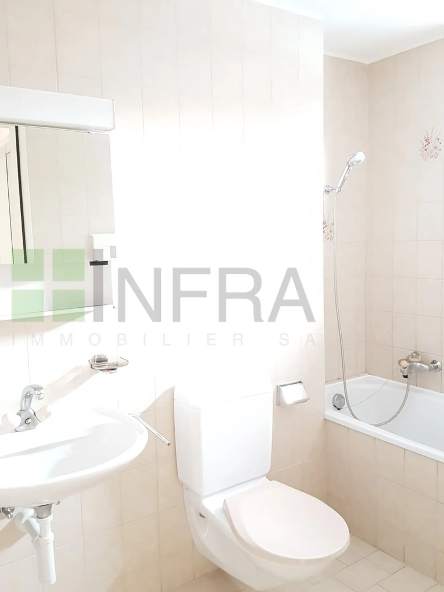 Ambiente di vita particolarmente tranquillo per questo appartamento di 4,5 locali di 90 m² - Foto 4 di 9