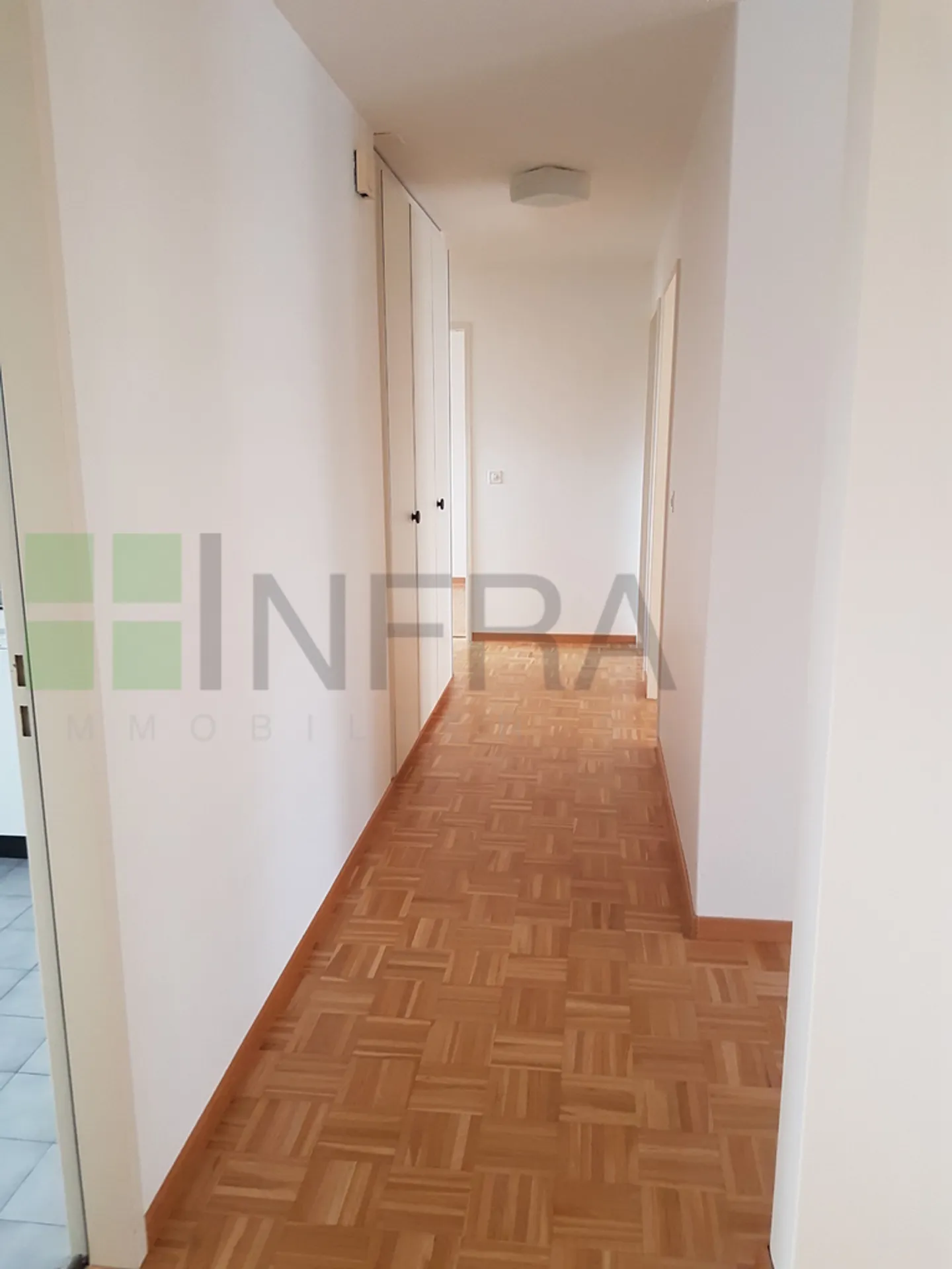 Ambiente di vita particolarmente tranquillo per questo appartamento di 4,5 locali di 90 m² - Foto 6 di 9