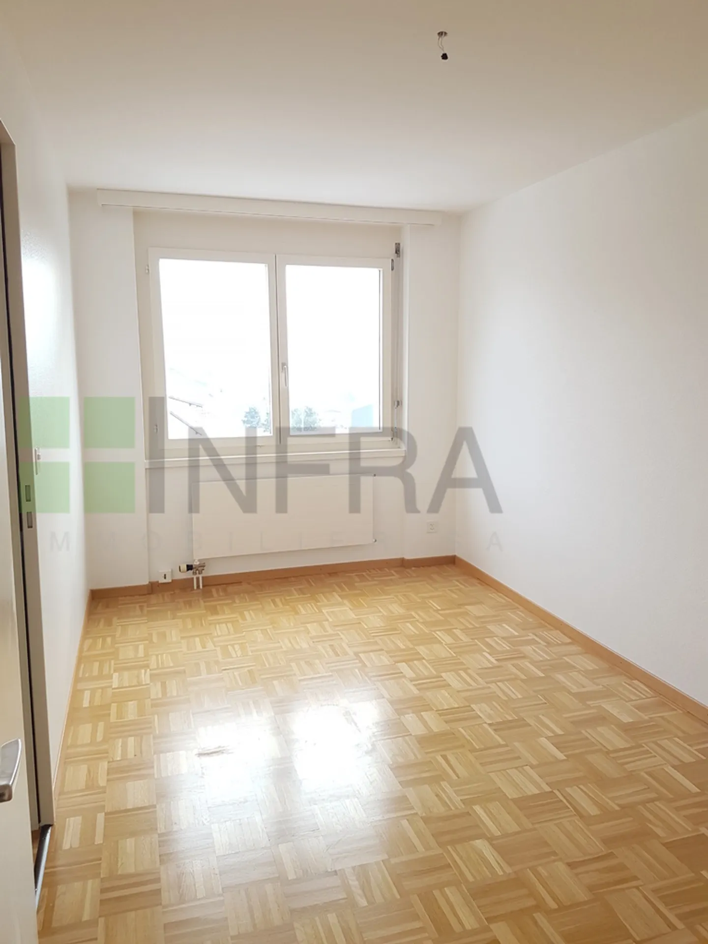 Ambiente di vita particolarmente tranquillo per questo appartamento di 4,5 locali di 90 m² - Foto 8 di 9