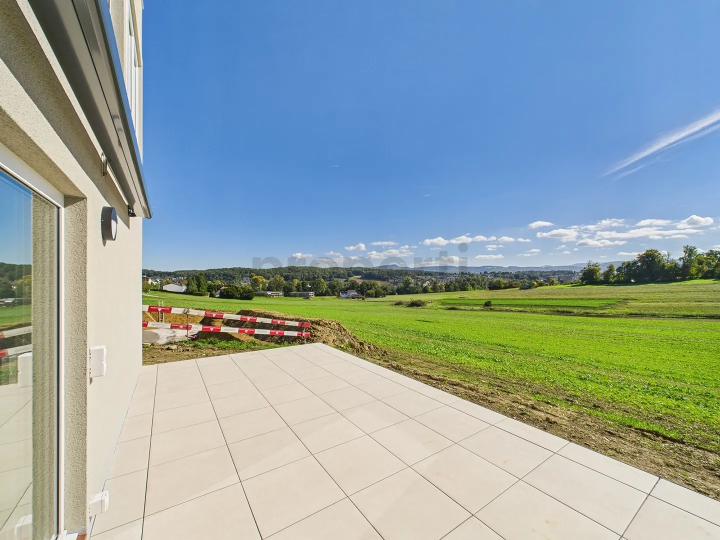 Exclusive 2.5-room apartment in Oberwil - Photo 1 of 13
