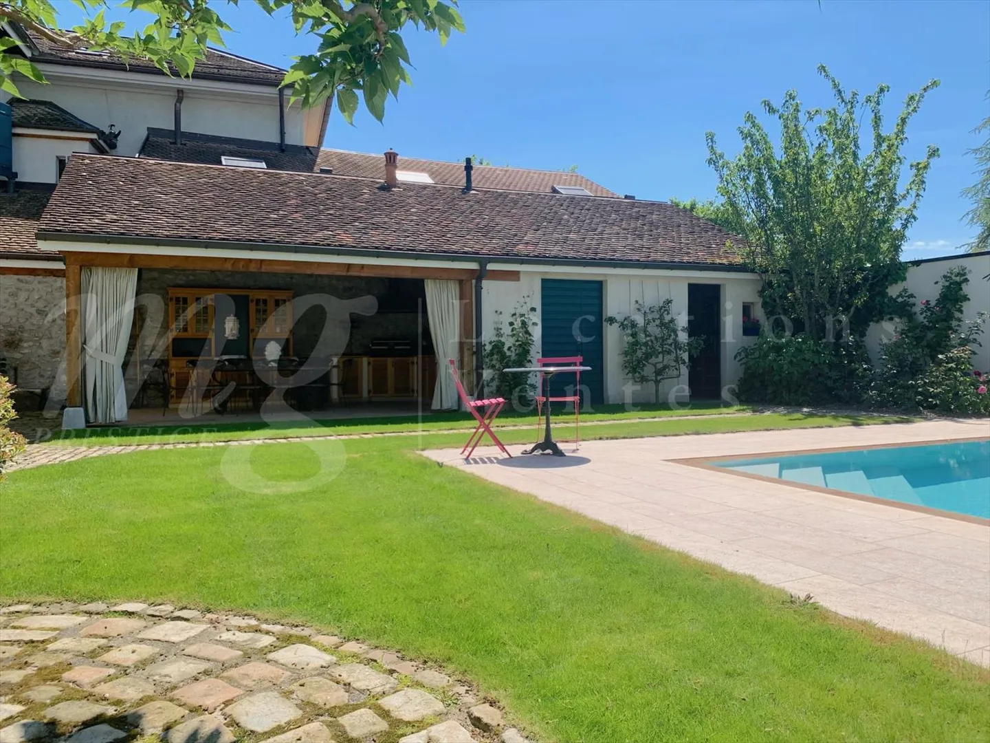 SUPERBA PROPRIETÀ PADRONALE DI 14 STANZE CON GRANDE PISCINA E RICERCATO CLUB HOUSE - Foto 2 di 13