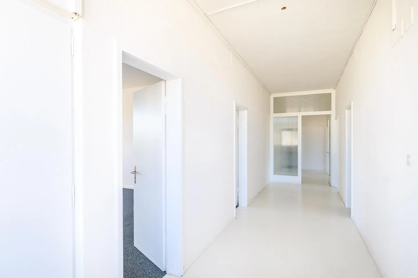 Spacious office and / or commercial space with loft character - Photo 2 of 12