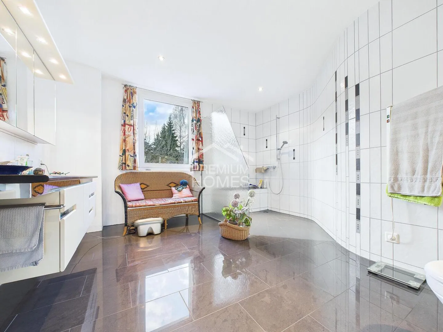 Stylish Family Home with Garden - Photo 7 of 13