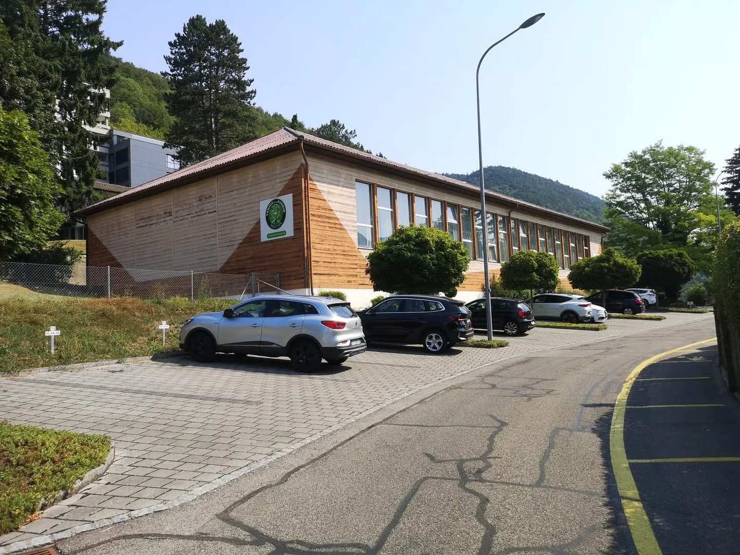 Sports complex dedicated to tennis, with building land reserved - Photo 1 of 17