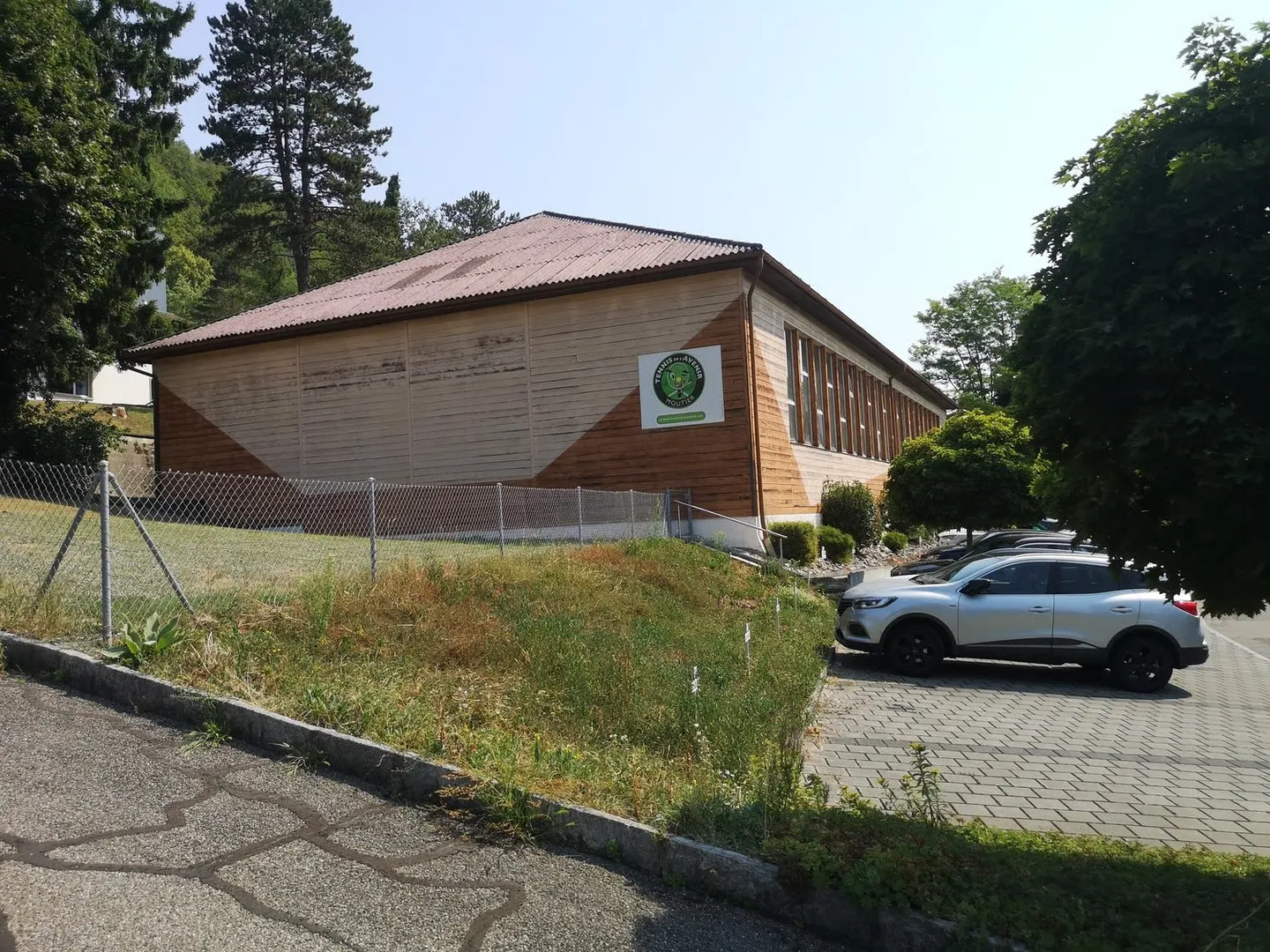 Sports complex dedicated to tennis, with building land reserved - Photo 2 of 17