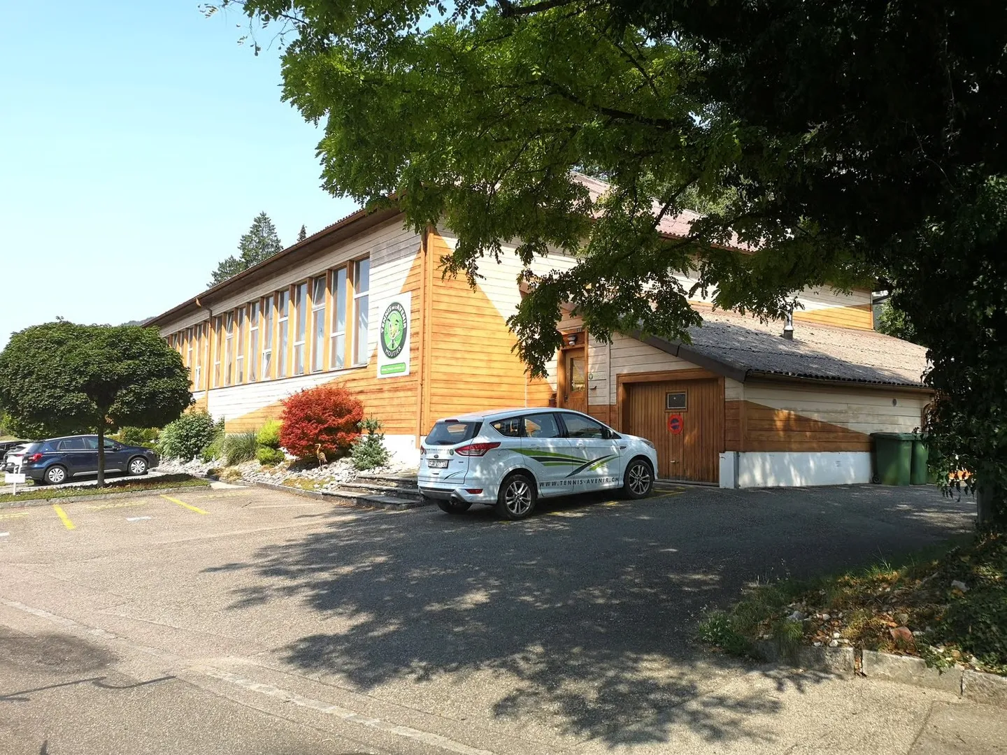 Sports complex dedicated to tennis, with building land reserved - Photo 3 of 17