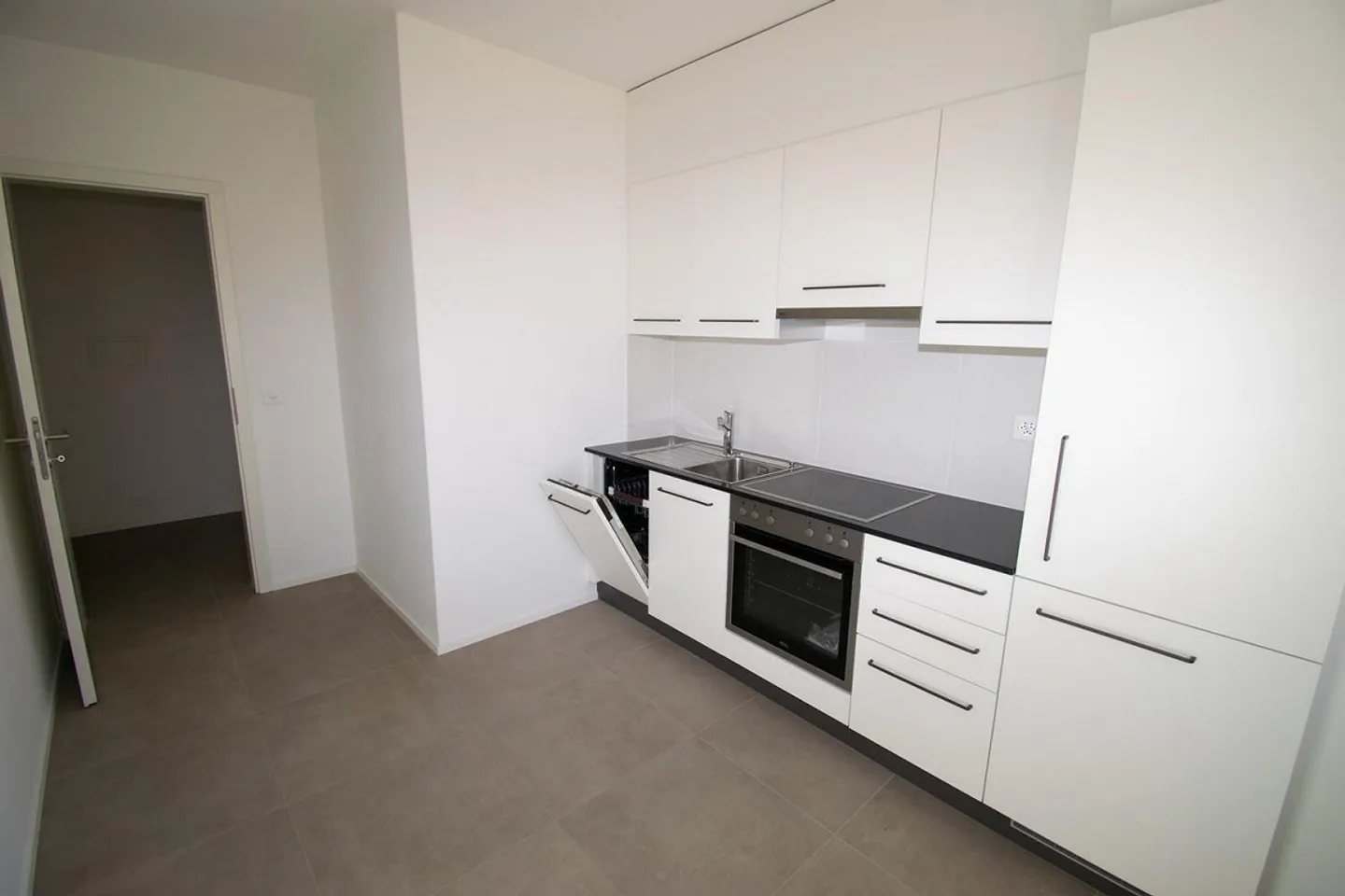 Première location après rénovation totale / Emplacement central - Photo 2 sur 13