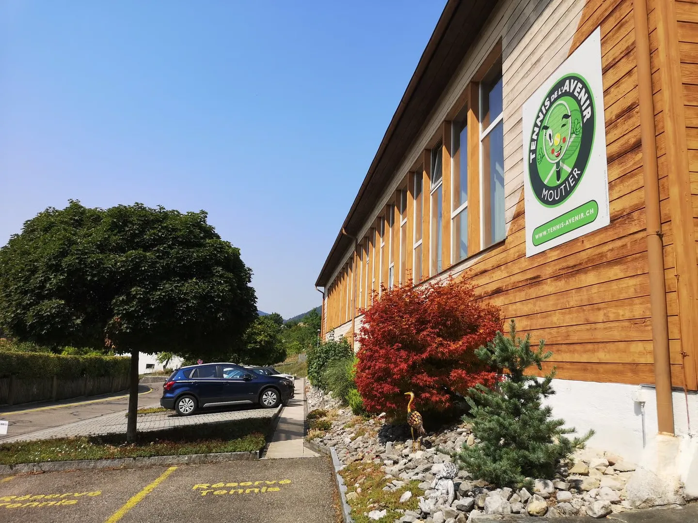 Sports complex dedicated to tennis, with building land reserved - Photo 4 of 17