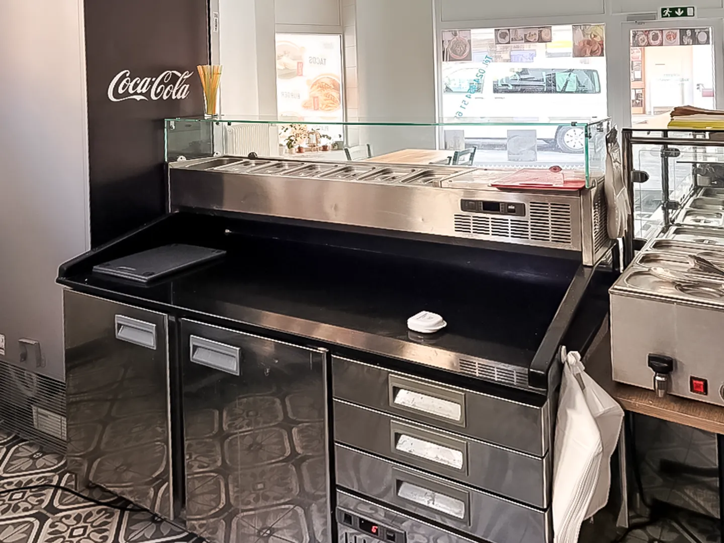 1° MESE DI AFFITTO GRATIS - SPAZIO COMMERCIALE PER UN RISTORANTE O SNACK/BAR - Foto 3 di 9