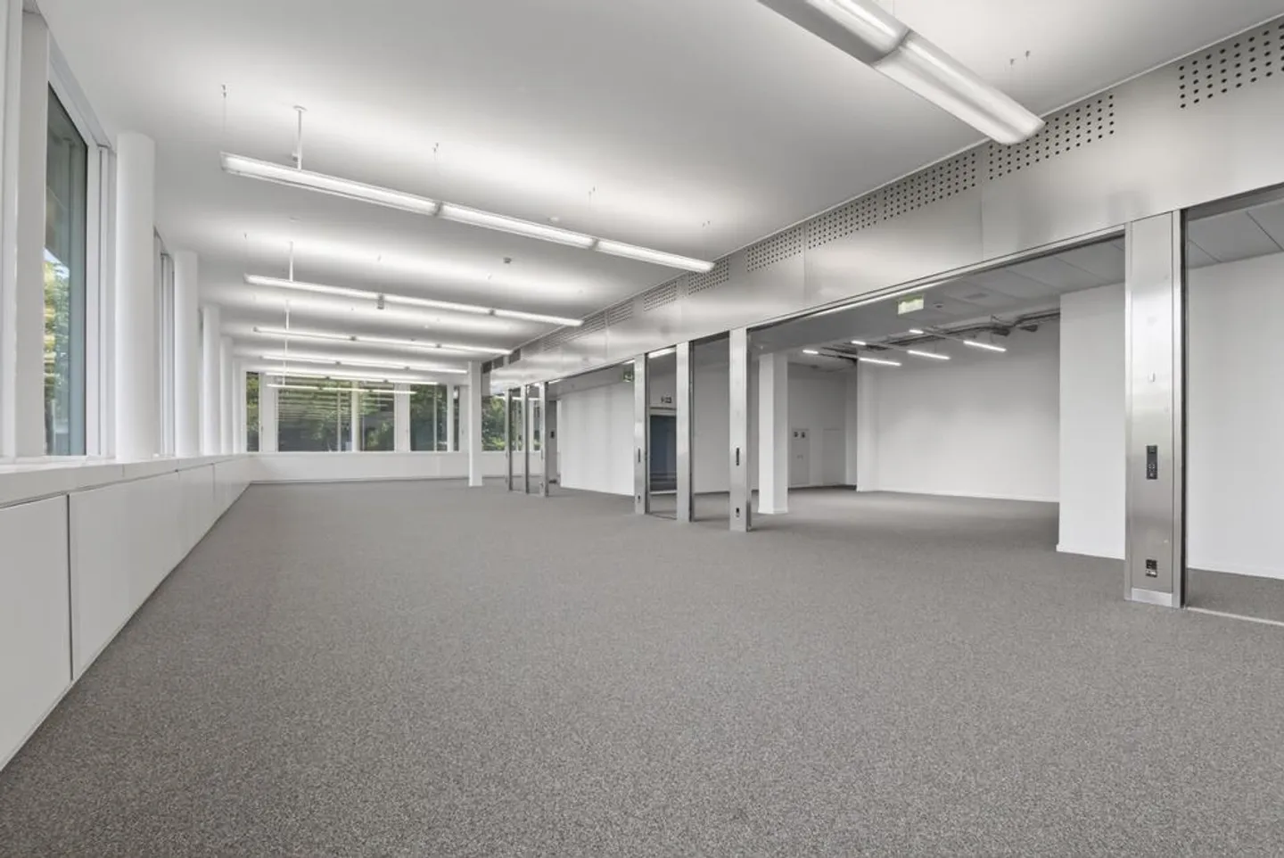 Moderno spazio ufficio/commerciale di 300 m2 in posizione privilegiata ad Adliswil - Foto 6 di 12