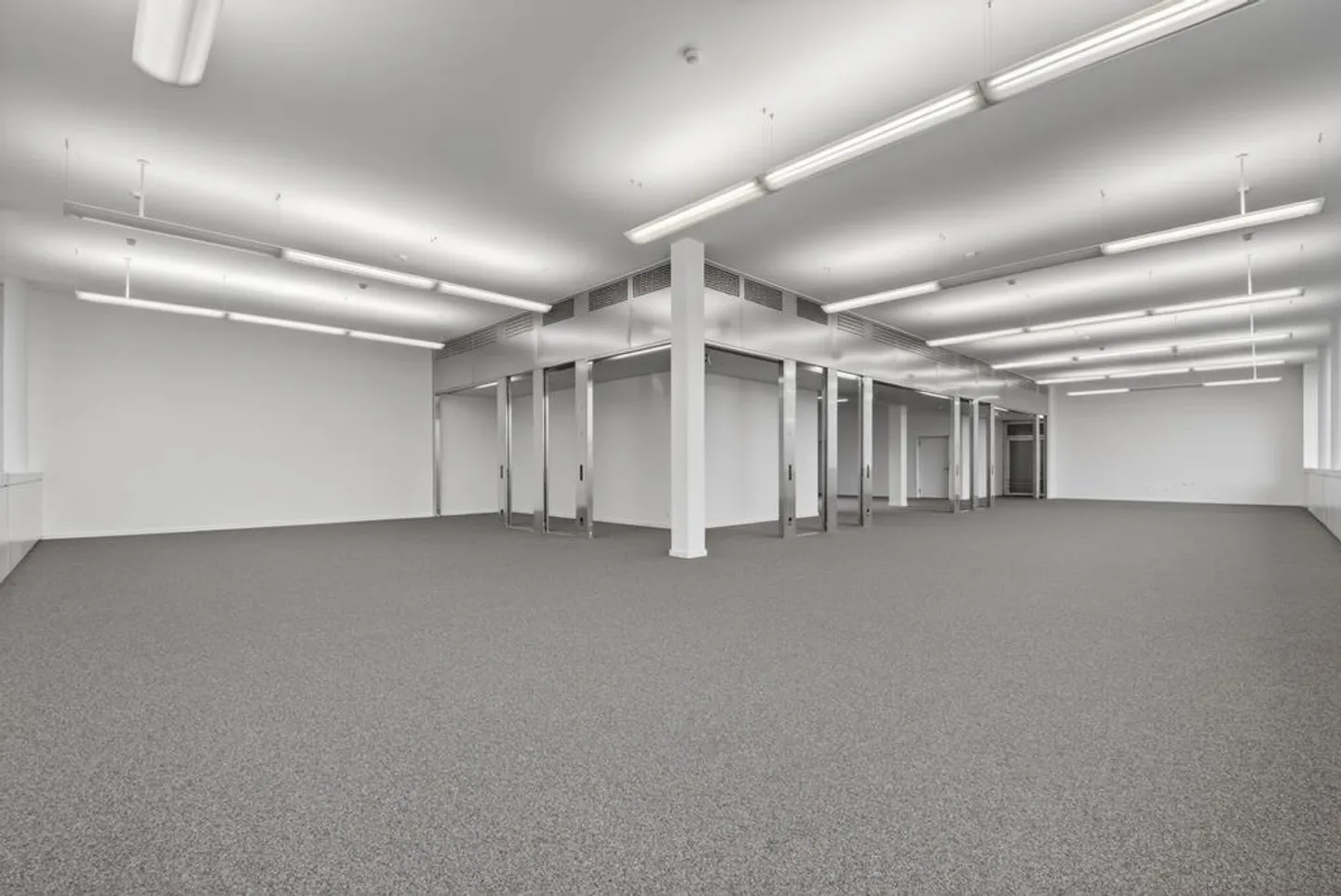 Moderno spazio ufficio/commerciale di 300 m2 in posizione privilegiata ad Adliswil - Foto 10 di 12