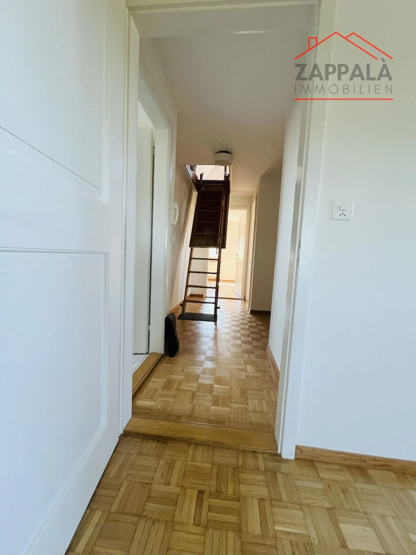 Una casa piena di luce, vista e possibilità - Vivere su due livelli con galleria - Foto 4 di 17