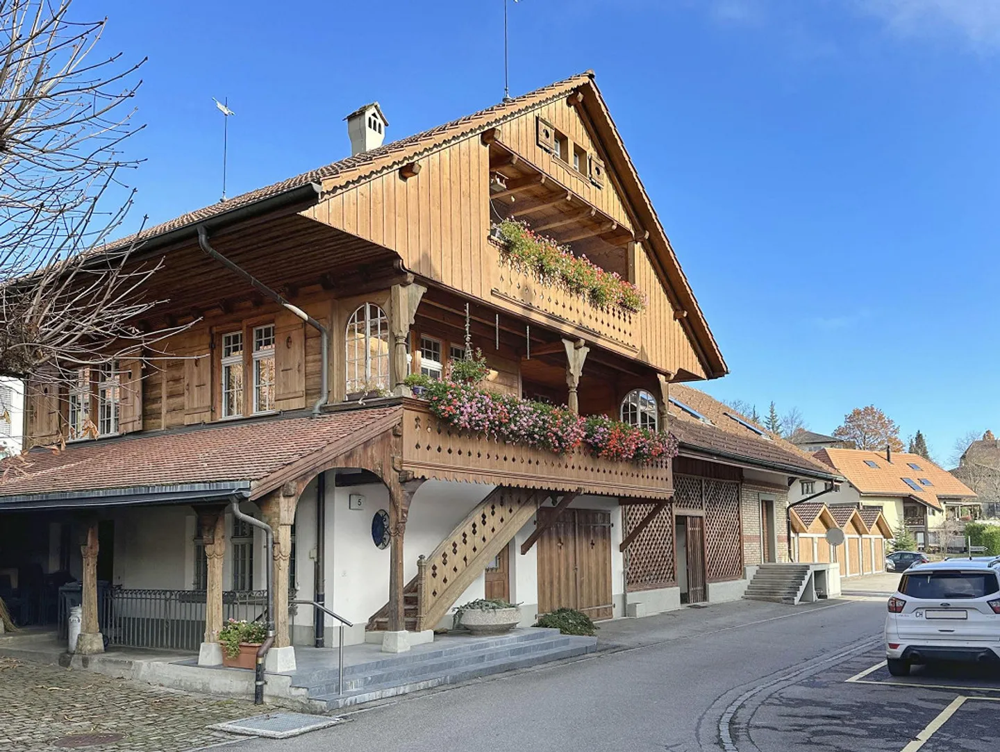 Investment property with potential - Perfectly combined living & commercial. - Photo 4 of 16